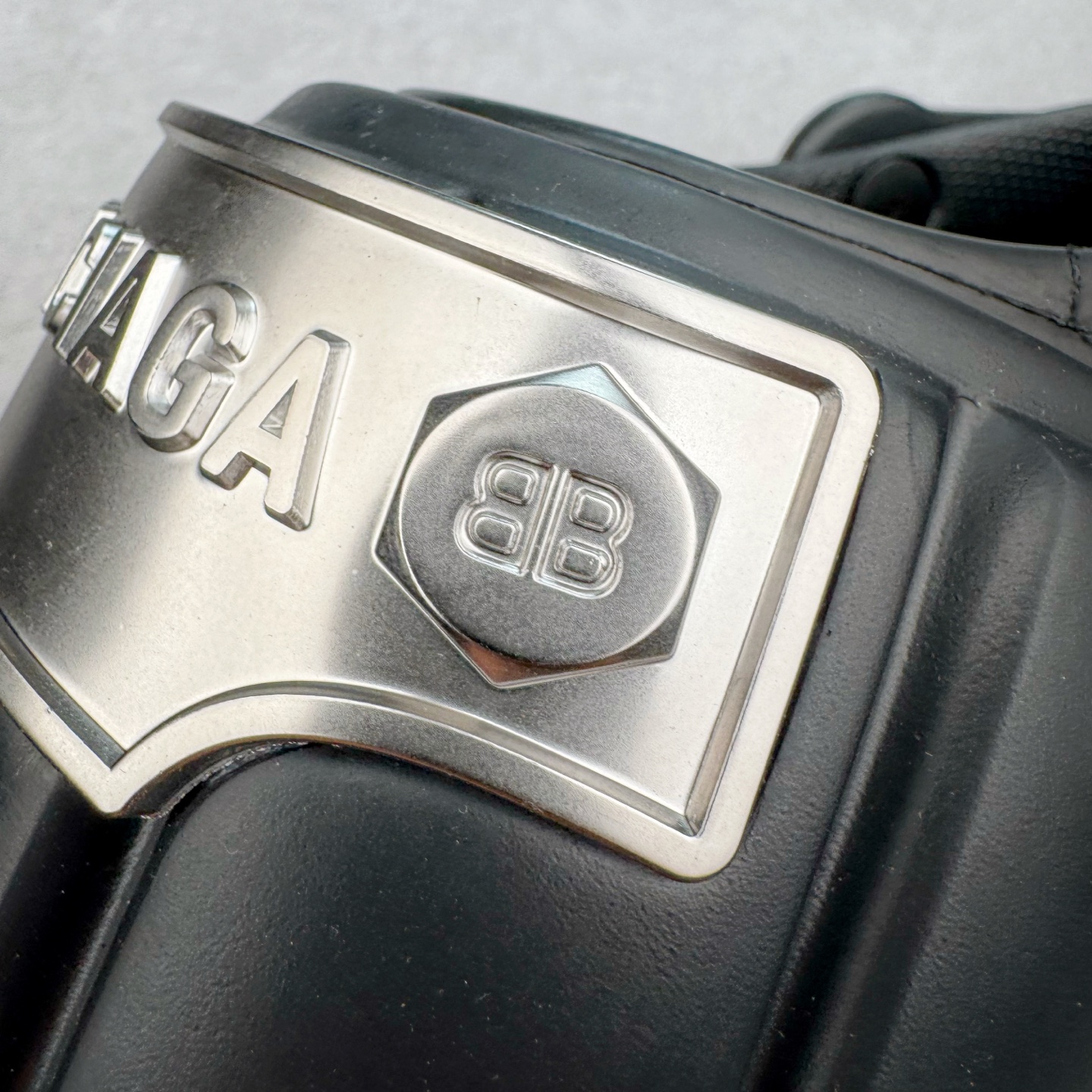 图片[17]-＃GD广顶 BALENCIAGA x Crocs HardCrocs Sandal 巴黎世家哈德系列穆勒风松糕厚底夏季沙滩涉水百搭潮流系带休闲拖鞋式凉鞋”黑银金属铆钉”687398 W1S8N 1081 • 橡胶• 穆勒鞋• 圆头• 10毫米足弓• 110毫米厚底• 扣带凹印 Balenciaga 品牌标识• 正面和背面银色金属装饰并凹印BB Balenciaga品牌标识• 圆钉镌刻BB标识• 同色系鞋底和鞋垫 奢侈品牌「Balenciaga – 巴黎世家」与休闲鞋品牌「Crocs – 卡骆驰」合作打造的春夏系列鞋款「HardCrocs™」正式迎来发售。延续潮流，「HardCrocs™」在鞋款设计上以11公分高的厚底呈现巨大廓型，粗犷的外型搭载金属配饰相得益彰，鞋头和鞋跟上印有Balenciaga印花的银色饰牌，彰显其身份，鞋款整个视觉效果看起来大胆且前卫。尺码：36-45-选品中心