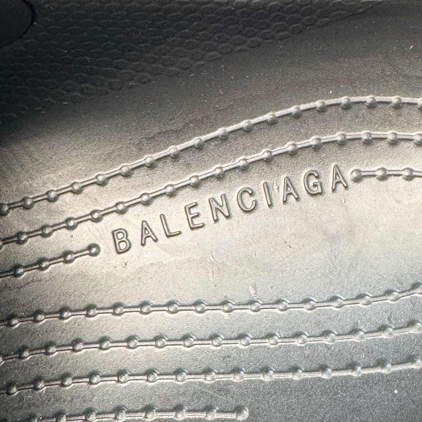 图片[12]-＃GD广顶 BALENCIAGA x Crocs HardCrocs Sandal 巴黎世家哈德系列穆勒风松糕厚底夏季沙滩涉水百搭潮流系带休闲拖鞋式凉鞋”黑银金属铆钉”687398 W1S8N 1081 • 橡胶• 穆勒鞋• 圆头• 10毫米足弓• 110毫米厚底• 扣带凹印 Balenciaga 品牌标识• 正面和背面银色金属装饰并凹印BB Balenciaga品牌标识• 圆钉镌刻BB标识• 同色系鞋底和鞋垫 奢侈品牌「Balenciaga – 巴黎世家」与休闲鞋品牌「Crocs – 卡骆驰」合作打造的春夏系列鞋款「HardCrocs™」正式迎来发售。延续潮流，「HardCrocs™」在鞋款设计上以11公分高的厚底呈现巨大廓型，粗犷的外型搭载金属配饰相得益彰，鞋头和鞋跟上印有Balenciaga印花的银色饰牌，彰显其身份，鞋款整个视觉效果看起来大胆且前卫。尺码：36-45-选品中心