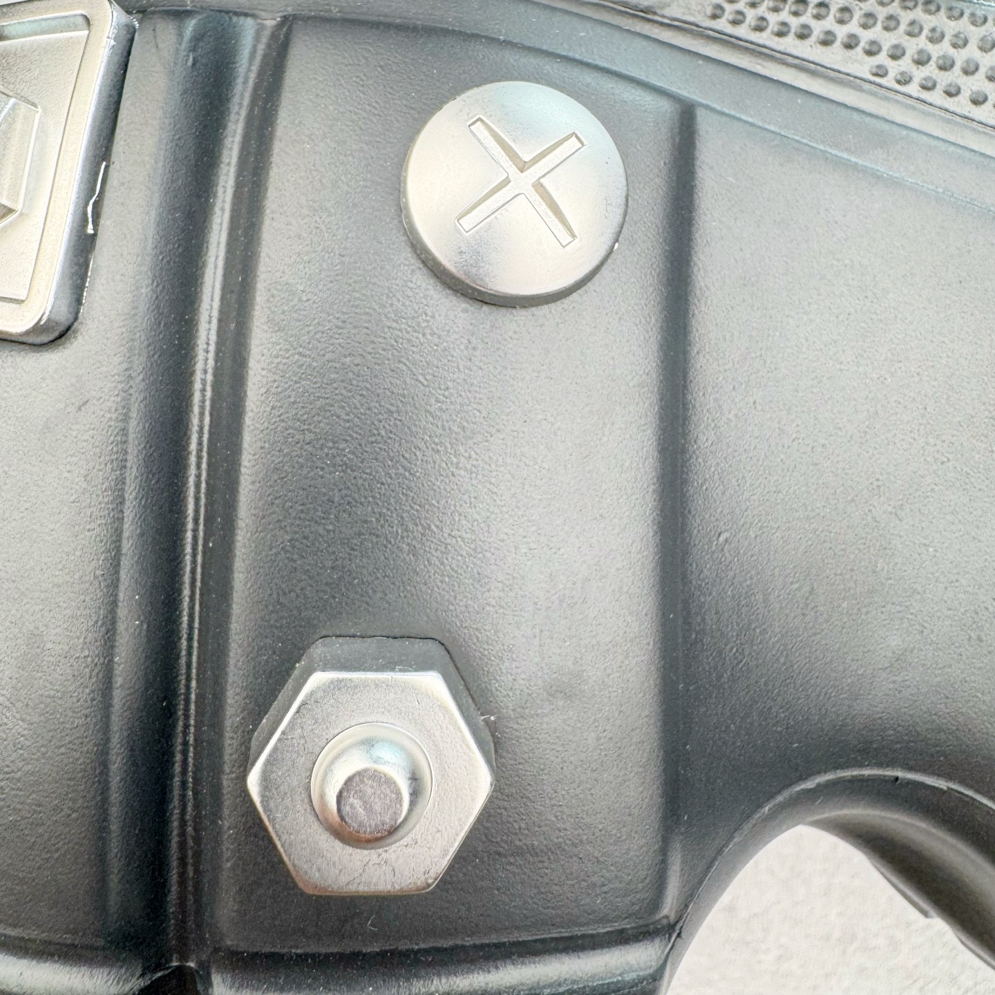 图片[19]-＃GD广顶 BALENCIAGA x Crocs HardCrocs Sandal 巴黎世家哈德系列穆勒风松糕厚底夏季沙滩涉水百搭潮流系带休闲拖鞋式凉鞋”黑银金属铆钉”687398 W1S8N 1081 • 橡胶• 穆勒鞋• 圆头• 10毫米足弓• 110毫米厚底• 扣带凹印 Balenciaga 品牌标识• 正面和背面银色金属装饰并凹印BB Balenciaga品牌标识• 圆钉镌刻BB标识• 同色系鞋底和鞋垫 奢侈品牌「Balenciaga – 巴黎世家」与休闲鞋品牌「Crocs – 卡骆驰」合作打造的春夏系列鞋款「HardCrocs™」正式迎来发售。延续潮流，「HardCrocs™」在鞋款设计上以11公分高的厚底呈现巨大廓型，粗犷的外型搭载金属配饰相得益彰，鞋头和鞋跟上印有Balenciaga印花的银色饰牌，彰显其身份，鞋款整个视觉效果看起来大胆且前卫。尺码：36-45-选品中心