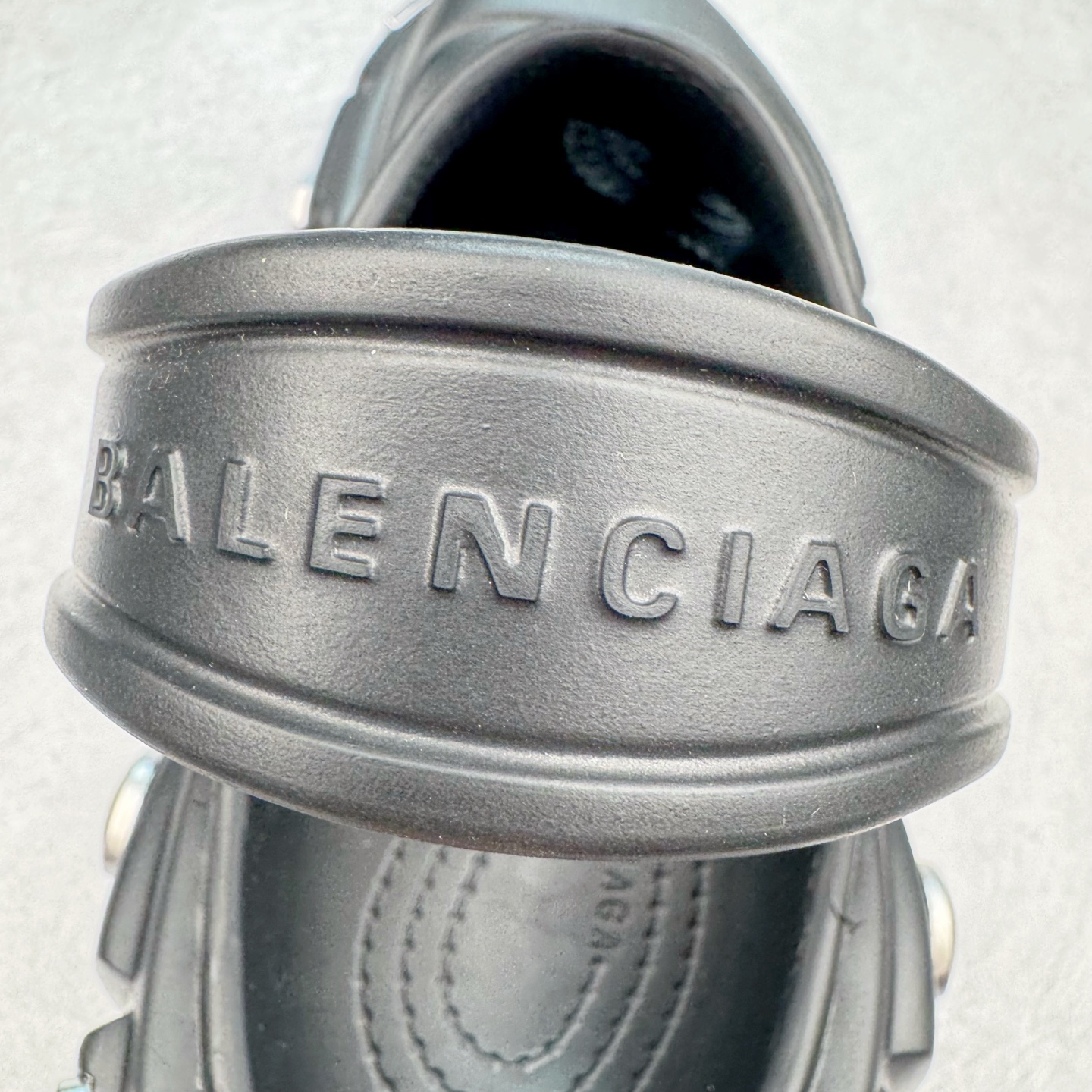 图片[11]-＃GD广顶 BALENCIAGA x Crocs HardCrocs Sandal 巴黎世家哈德系列穆勒风松糕厚底夏季沙滩涉水百搭潮流系带休闲拖鞋式凉鞋”黑银金属铆钉”687398 W1S8N 1081 • 橡胶• 穆勒鞋• 圆头• 10毫米足弓• 110毫米厚底• 扣带凹印 Balenciaga 品牌标识• 正面和背面银色金属装饰并凹印BB Balenciaga品牌标识• 圆钉镌刻BB标识• 同色系鞋底和鞋垫 奢侈品牌「Balenciaga – 巴黎世家」与休闲鞋品牌「Crocs – 卡骆驰」合作打造的春夏系列鞋款「HardCrocs™」正式迎来发售。延续潮流，「HardCrocs™」在鞋款设计上以11公分高的厚底呈现巨大廓型，粗犷的外型搭载金属配饰相得益彰，鞋头和鞋跟上印有Balenciaga印花的银色饰牌，彰显其身份，鞋款整个视觉效果看起来大胆且前卫。尺码：36-45-选品中心