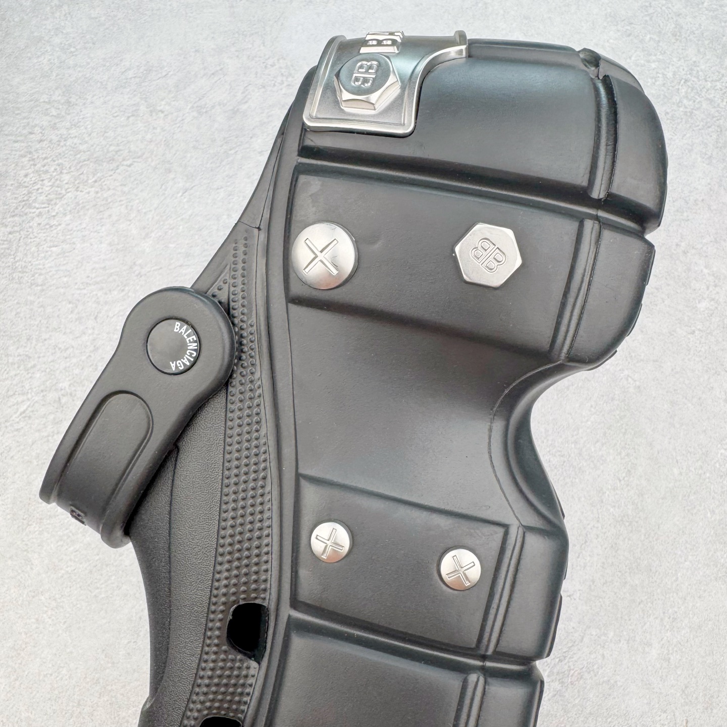 图片[7]-＃GD广顶 BALENCIAGA x Crocs HardCrocs Sandal 巴黎世家哈德系列穆勒风松糕厚底夏季沙滩涉水百搭潮流系带休闲拖鞋式凉鞋”黑银金属铆钉”687398 W1S8N 1081 • 橡胶• 穆勒鞋• 圆头• 10毫米足弓• 110毫米厚底• 扣带凹印 Balenciaga 品牌标识• 正面和背面银色金属装饰并凹印BB Balenciaga品牌标识• 圆钉镌刻BB标识• 同色系鞋底和鞋垫 奢侈品牌「Balenciaga – 巴黎世家」与休闲鞋品牌「Crocs – 卡骆驰」合作打造的春夏系列鞋款「HardCrocs™」正式迎来发售。延续潮流，「HardCrocs™」在鞋款设计上以11公分高的厚底呈现巨大廓型，粗犷的外型搭载金属配饰相得益彰，鞋头和鞋跟上印有Balenciaga印花的银色饰牌，彰显其身份，鞋款整个视觉效果看起来大胆且前卫。尺码：36-45-选品中心