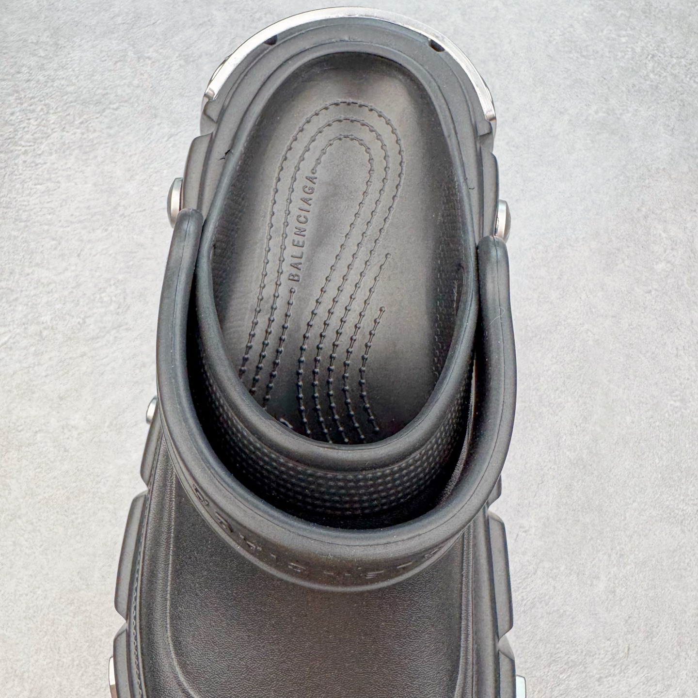 图片[5]-＃GD广顶 BALENCIAGA x Crocs HardCrocs Sandal 巴黎世家哈德系列穆勒风松糕厚底夏季沙滩涉水百搭潮流系带休闲拖鞋式凉鞋”黑银金属铆钉”687398 W1S8N 1081 • 橡胶• 穆勒鞋• 圆头• 10毫米足弓• 110毫米厚底• 扣带凹印 Balenciaga 品牌标识• 正面和背面银色金属装饰并凹印BB Balenciaga品牌标识• 圆钉镌刻BB标识• 同色系鞋底和鞋垫 奢侈品牌「Balenciaga – 巴黎世家」与休闲鞋品牌「Crocs – 卡骆驰」合作打造的春夏系列鞋款「HardCrocs™」正式迎来发售。延续潮流，「HardCrocs™」在鞋款设计上以11公分高的厚底呈现巨大廓型，粗犷的外型搭载金属配饰相得益彰，鞋头和鞋跟上印有Balenciaga印花的银色饰牌，彰显其身份，鞋款整个视觉效果看起来大胆且前卫。尺码：36-45-选品中心