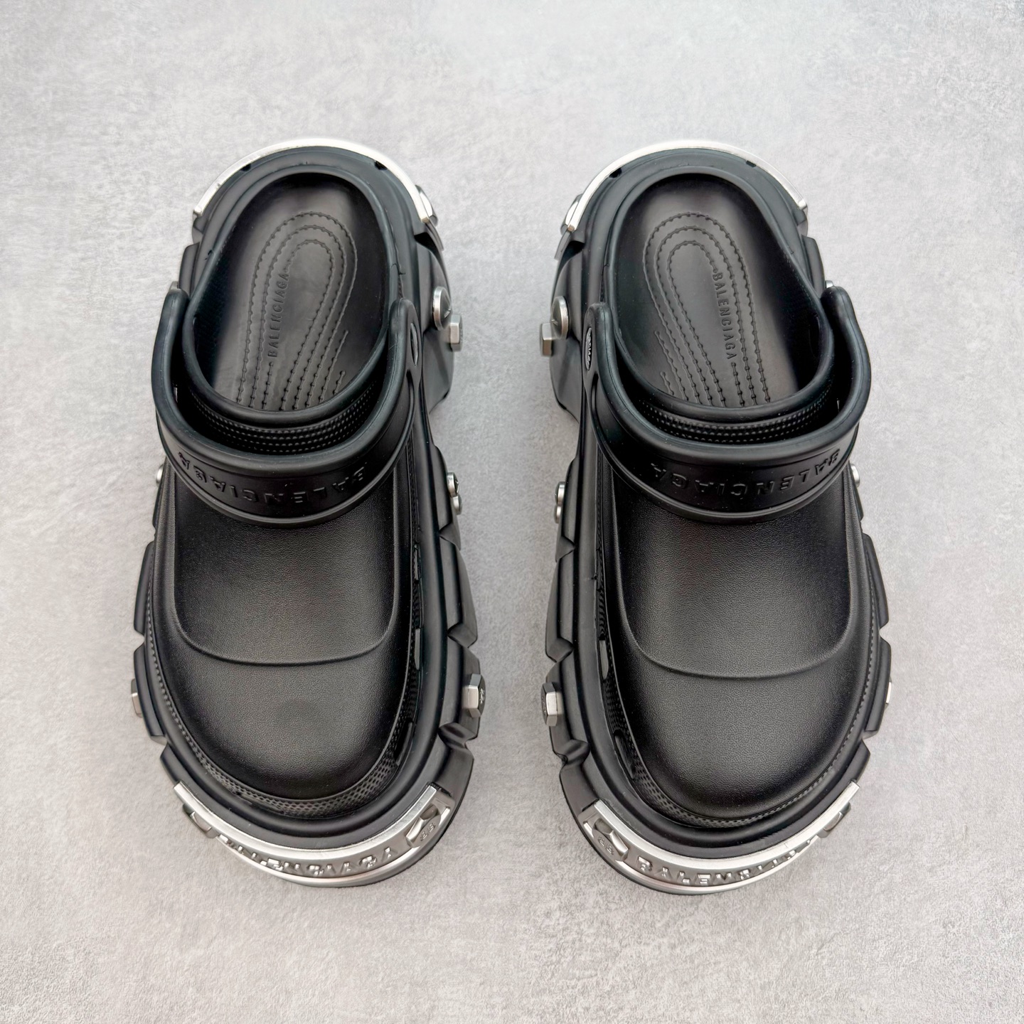 图片[2]-＃GD广顶 BALENCIAGA x Crocs HardCrocs Sandal 巴黎世家哈德系列穆勒风松糕厚底夏季沙滩涉水百搭潮流系带休闲拖鞋式凉鞋”黑银金属铆钉”687398 W1S8N 1081 • 橡胶• 穆勒鞋• 圆头• 10毫米足弓• 110毫米厚底• 扣带凹印 Balenciaga 品牌标识• 正面和背面银色金属装饰并凹印BB Balenciaga品牌标识• 圆钉镌刻BB标识• 同色系鞋底和鞋垫 奢侈品牌「Balenciaga – 巴黎世家」与休闲鞋品牌「Crocs – 卡骆驰」合作打造的春夏系列鞋款「HardCrocs™」正式迎来发售。延续潮流，「HardCrocs™」在鞋款设计上以11公分高的厚底呈现巨大廓型，粗犷的外型搭载金属配饰相得益彰，鞋头和鞋跟上印有Balenciaga印花的银色饰牌，彰显其身份，鞋款整个视觉效果看起来大胆且前卫。尺码：36-45-选品中心
