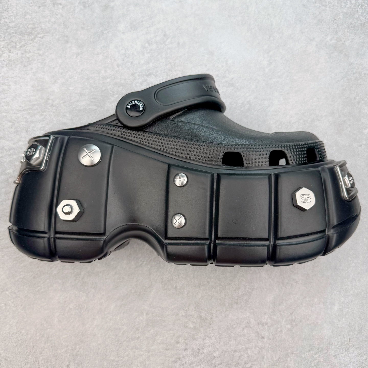 ＃GD广顶 BALENCIAGA x Crocs HardCrocs Sandal 巴黎世家哈德系列穆勒风松糕厚底夏季沙滩涉水百搭潮流系带休闲拖鞋式凉鞋”黑银金属铆钉”687398 W1S8N 1081 • 橡胶• 穆勒鞋• 圆头• 10毫米足弓• 110毫米厚底• 扣带凹印 Balenciaga 品牌标识• 正面和背面银色金属装饰并凹印BB Balenciaga品牌标识• 圆钉镌刻BB标识• 同色系鞋底和鞋垫 奢侈品牌「Balenciaga - 巴黎世家」与休闲鞋品牌「Crocs - 卡骆驰」合作打造的春夏系列鞋款「HardCrocs™」正式迎来发售。延续潮流，「HardCrocs™」在鞋款设计上以11公分高的厚底呈现巨大廓型，粗犷的外型搭载金属配饰相得益彰，鞋头和鞋跟上印有Balenciaga印花的银色饰牌，彰显其身份，鞋款整个视觉效果看起来大胆且前卫。尺码：36-45-选品中心