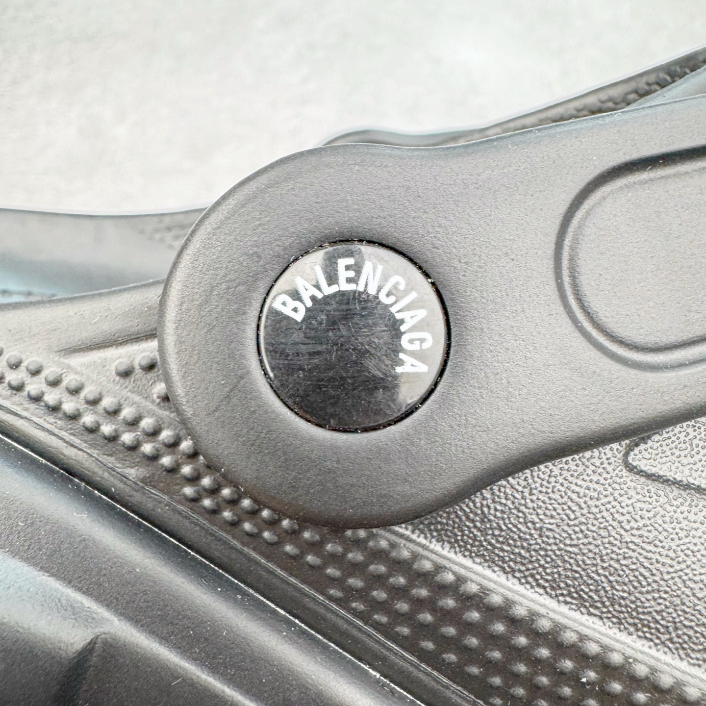 图片[16]-＃GD广顶 BALENCIAGA x Crocs HardCrocs Sandal 巴黎世家哈德系列穆勒风松糕厚底夏季沙滩涉水百搭潮流系带休闲拖鞋式凉鞋”黑银金属铆钉”687398 W1S8N 1081 • 橡胶• 穆勒鞋• 圆头• 10毫米足弓• 110毫米厚底• 扣带凹印 Balenciaga 品牌标识• 正面和背面银色金属装饰并凹印BB Balenciaga品牌标识• 圆钉镌刻BB标识• 同色系鞋底和鞋垫 奢侈品牌「Balenciaga – 巴黎世家」与休闲鞋品牌「Crocs – 卡骆驰」合作打造的春夏系列鞋款「HardCrocs™」正式迎来发售。延续潮流，「HardCrocs™」在鞋款设计上以11公分高的厚底呈现巨大廓型，粗犷的外型搭载金属配饰相得益彰，鞋头和鞋跟上印有Balenciaga印花的银色饰牌，彰显其身份，鞋款整个视觉效果看起来大胆且前卫。尺码：36-45-选品中心