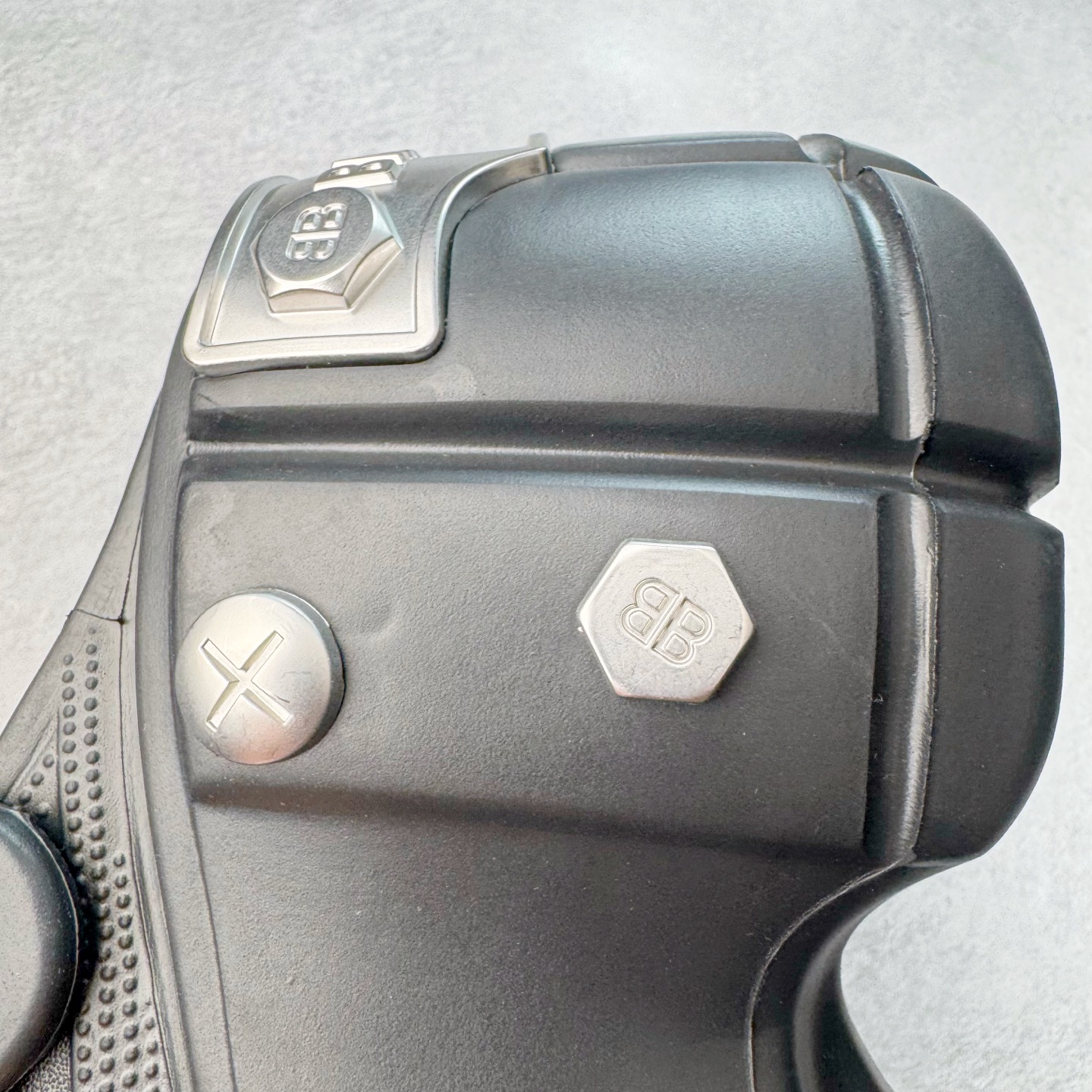 图片[13]-＃GD广顶 BALENCIAGA x Crocs HardCrocs Sandal 巴黎世家哈德系列穆勒风松糕厚底夏季沙滩涉水百搭潮流系带休闲拖鞋式凉鞋”黑银金属铆钉”687398 W1S8N 1081 • 橡胶• 穆勒鞋• 圆头• 10毫米足弓• 110毫米厚底• 扣带凹印 Balenciaga 品牌标识• 正面和背面银色金属装饰并凹印BB Balenciaga品牌标识• 圆钉镌刻BB标识• 同色系鞋底和鞋垫 奢侈品牌「Balenciaga – 巴黎世家」与休闲鞋品牌「Crocs – 卡骆驰」合作打造的春夏系列鞋款「HardCrocs™」正式迎来发售。延续潮流，「HardCrocs™」在鞋款设计上以11公分高的厚底呈现巨大廓型，粗犷的外型搭载金属配饰相得益彰，鞋头和鞋跟上印有Balenciaga印花的银色饰牌，彰显其身份，鞋款整个视觉效果看起来大胆且前卫。尺码：36-45-选品中心