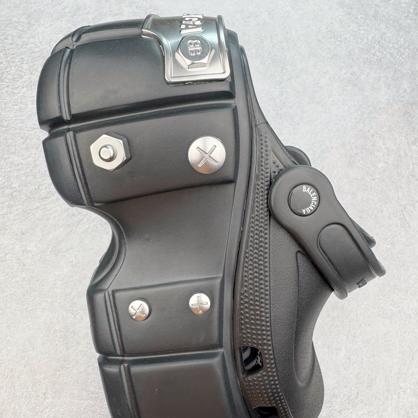 图片[6]-＃GD广顶 BALENCIAGA x Crocs HardCrocs Sandal 巴黎世家哈德系列穆勒风松糕厚底夏季沙滩涉水百搭潮流系带休闲拖鞋式凉鞋”黑银金属铆钉”687398 W1S8N 1081 • 橡胶• 穆勒鞋• 圆头• 10毫米足弓• 110毫米厚底• 扣带凹印 Balenciaga 品牌标识• 正面和背面银色金属装饰并凹印BB Balenciaga品牌标识• 圆钉镌刻BB标识• 同色系鞋底和鞋垫 奢侈品牌「Balenciaga – 巴黎世家」与休闲鞋品牌「Crocs – 卡骆驰」合作打造的春夏系列鞋款「HardCrocs™」正式迎来发售。延续潮流，「HardCrocs™」在鞋款设计上以11公分高的厚底呈现巨大廓型，粗犷的外型搭载金属配饰相得益彰，鞋头和鞋跟上印有Balenciaga印花的银色饰牌，彰显其身份，鞋款整个视觉效果看起来大胆且前卫。尺码：36-45-选品中心