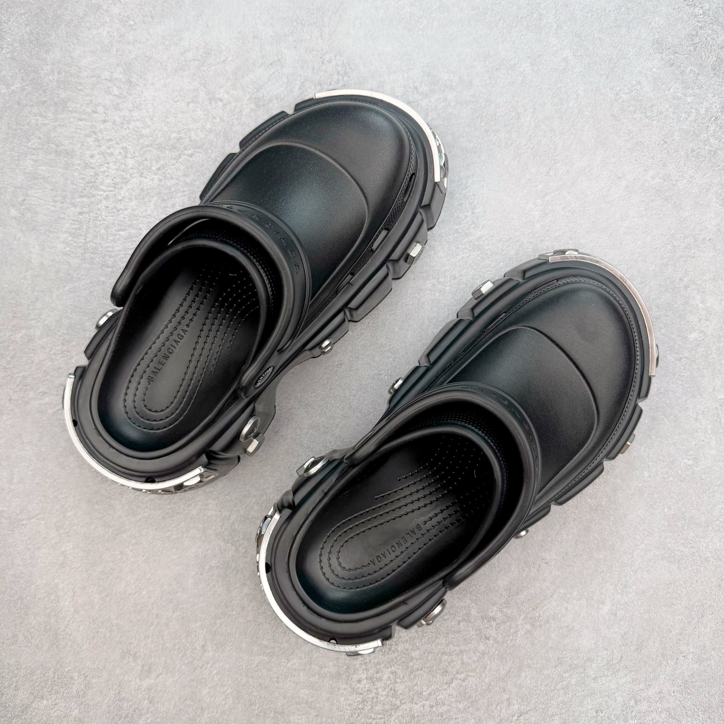 图片[3]-＃GD广顶 BALENCIAGA x Crocs HardCrocs Sandal 巴黎世家哈德系列穆勒风松糕厚底夏季沙滩涉水百搭潮流系带休闲拖鞋式凉鞋”黑银金属铆钉”687398 W1S8N 1081 • 橡胶• 穆勒鞋• 圆头• 10毫米足弓• 110毫米厚底• 扣带凹印 Balenciaga 品牌标识• 正面和背面银色金属装饰并凹印BB Balenciaga品牌标识• 圆钉镌刻BB标识• 同色系鞋底和鞋垫 奢侈品牌「Balenciaga – 巴黎世家」与休闲鞋品牌「Crocs – 卡骆驰」合作打造的春夏系列鞋款「HardCrocs™」正式迎来发售。延续潮流，「HardCrocs™」在鞋款设计上以11公分高的厚底呈现巨大廓型，粗犷的外型搭载金属配饰相得益彰，鞋头和鞋跟上印有Balenciaga印花的银色饰牌，彰显其身份，鞋款整个视觉效果看起来大胆且前卫。尺码：36-45-选品中心