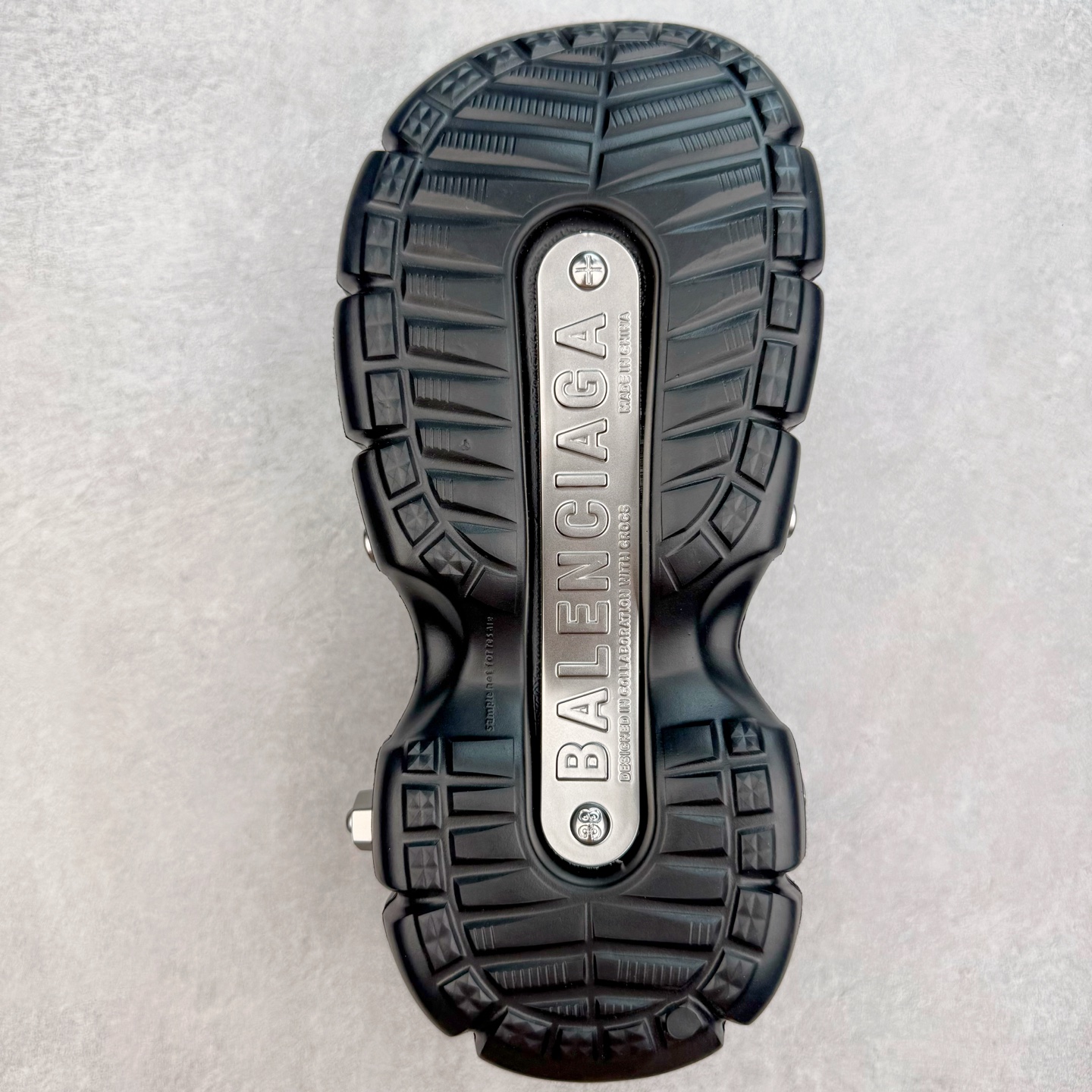 图片[9]-＃GD广顶 BALENCIAGA x Crocs HardCrocs Sandal 巴黎世家哈德系列穆勒风松糕厚底夏季沙滩涉水百搭潮流系带休闲拖鞋式凉鞋”黑银金属铆钉”687398 W1S8N 1081 • 橡胶• 穆勒鞋• 圆头• 10毫米足弓• 110毫米厚底• 扣带凹印 Balenciaga 品牌标识• 正面和背面银色金属装饰并凹印BB Balenciaga品牌标识• 圆钉镌刻BB标识• 同色系鞋底和鞋垫 奢侈品牌「Balenciaga – 巴黎世家」与休闲鞋品牌「Crocs – 卡骆驰」合作打造的春夏系列鞋款「HardCrocs™」正式迎来发售。延续潮流，「HardCrocs™」在鞋款设计上以11公分高的厚底呈现巨大廓型，粗犷的外型搭载金属配饰相得益彰，鞋头和鞋跟上印有Balenciaga印花的银色饰牌，彰显其身份，鞋款整个视觉效果看起来大胆且前卫。尺码：36-45-选品中心