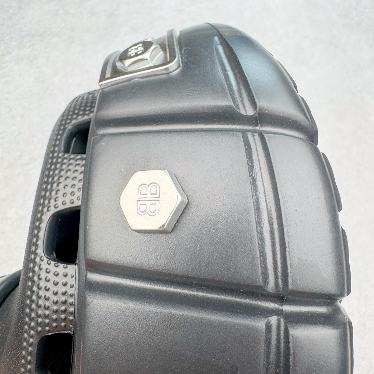 图片[15]-＃GD广顶 BALENCIAGA x Crocs HardCrocs Sandal 巴黎世家哈德系列穆勒风松糕厚底夏季沙滩涉水百搭潮流系带休闲拖鞋式凉鞋”黑银金属铆钉”687398 W1S8N 1081 • 橡胶• 穆勒鞋• 圆头• 10毫米足弓• 110毫米厚底• 扣带凹印 Balenciaga 品牌标识• 正面和背面银色金属装饰并凹印BB Balenciaga品牌标识• 圆钉镌刻BB标识• 同色系鞋底和鞋垫 奢侈品牌「Balenciaga – 巴黎世家」与休闲鞋品牌「Crocs – 卡骆驰」合作打造的春夏系列鞋款「HardCrocs™」正式迎来发售。延续潮流，「HardCrocs™」在鞋款设计上以11公分高的厚底呈现巨大廓型，粗犷的外型搭载金属配饰相得益彰，鞋头和鞋跟上印有Balenciaga印花的银色饰牌，彰显其身份，鞋款整个视觉效果看起来大胆且前卫。尺码：36-45-选品中心