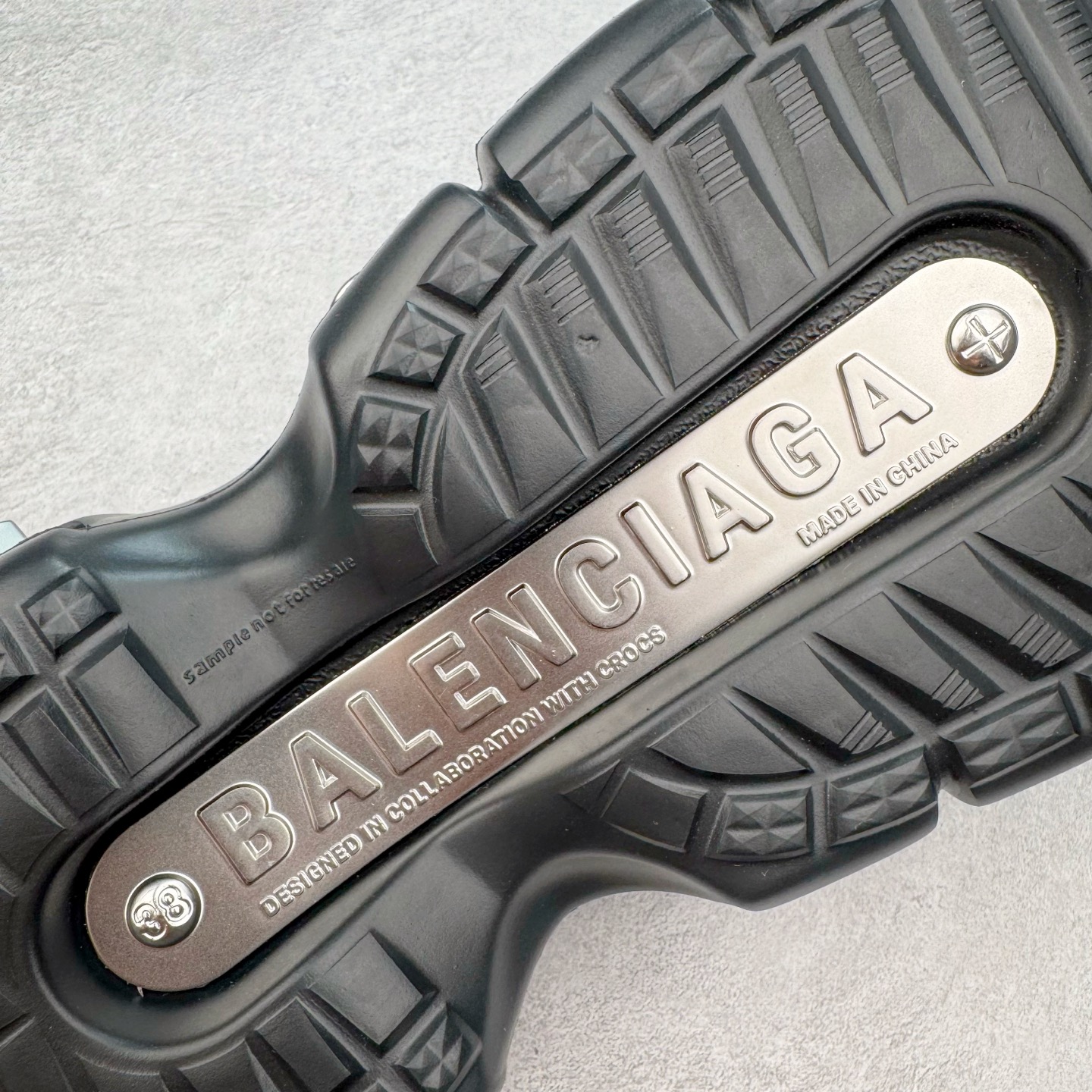 图片[20]-＃GD广顶 BALENCIAGA x Crocs HardCrocs Sandal 巴黎世家哈德系列穆勒风松糕厚底夏季沙滩涉水百搭潮流系带休闲拖鞋式凉鞋”黑银金属铆钉”687398 W1S8N 1081 • 橡胶• 穆勒鞋• 圆头• 10毫米足弓• 110毫米厚底• 扣带凹印 Balenciaga 品牌标识• 正面和背面银色金属装饰并凹印BB Balenciaga品牌标识• 圆钉镌刻BB标识• 同色系鞋底和鞋垫 奢侈品牌「Balenciaga – 巴黎世家」与休闲鞋品牌「Crocs – 卡骆驰」合作打造的春夏系列鞋款「HardCrocs™」正式迎来发售。延续潮流，「HardCrocs™」在鞋款设计上以11公分高的厚底呈现巨大廓型，粗犷的外型搭载金属配饰相得益彰，鞋头和鞋跟上印有Balenciaga印花的银色饰牌，彰显其身份，鞋款整个视觉效果看起来大胆且前卫。尺码：36-45-选品中心