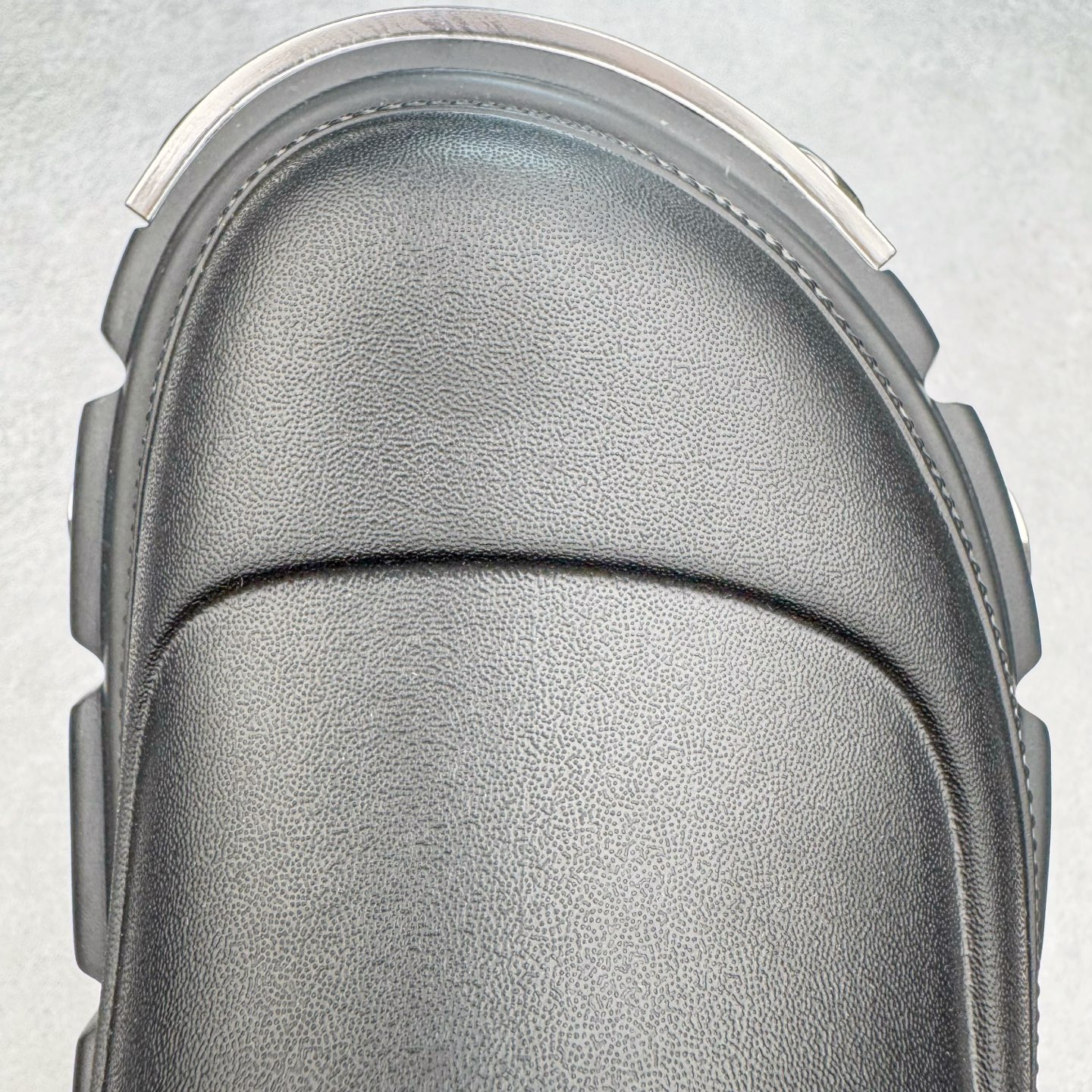 图片[10]-＃GD广顶 BALENCIAGA x Crocs HardCrocs Sandal 巴黎世家哈德系列穆勒风松糕厚底夏季沙滩涉水百搭潮流系带休闲拖鞋式凉鞋”黑银金属铆钉”687398 W1S8N 1081 • 橡胶• 穆勒鞋• 圆头• 10毫米足弓• 110毫米厚底• 扣带凹印 Balenciaga 品牌标识• 正面和背面银色金属装饰并凹印BB Balenciaga品牌标识• 圆钉镌刻BB标识• 同色系鞋底和鞋垫 奢侈品牌「Balenciaga – 巴黎世家」与休闲鞋品牌「Crocs – 卡骆驰」合作打造的春夏系列鞋款「HardCrocs™」正式迎来发售。延续潮流，「HardCrocs™」在鞋款设计上以11公分高的厚底呈现巨大廓型，粗犷的外型搭载金属配饰相得益彰，鞋头和鞋跟上印有Balenciaga印花的银色饰牌，彰显其身份，鞋款整个视觉效果看起来大胆且前卫。尺码：36-45-选品中心