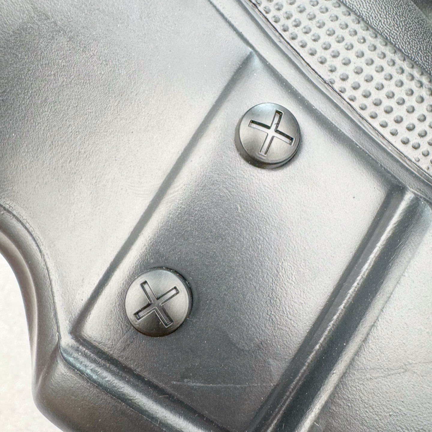 图片[11]-＃GD广顶 BALENCIAGA x Crocs HardCrocs Sandal 巴黎世家哈德系列穆勒风松糕厚底夏季沙滩涉水百搭潮流系带休闲拖鞋式凉鞋”黑银金属铆钉”687398 W1S8N 1081 • 橡胶• 穆勒鞋• 圆头• 10毫米足弓• 110毫米厚底• 扣带凹印 Balenciaga 品牌标识• 正面和背面银色金属装饰并凹印BB Balenciaga品牌标识• 圆钉镌刻BB标识• 同色系鞋底和鞋垫 奢侈品牌「Balenciaga – 巴黎世家」与休闲鞋品牌「Crocs – 卡骆驰」合作打造的春夏系列鞋款「HardCrocs™」正式迎来发售。延续潮流，「HardCrocs™」在鞋款设计上以11公分高的厚底呈现巨大廓型，粗犷的外型搭载金属配饰相得益彰，鞋头和鞋跟上印有Balenciaga印花的银色饰牌，彰显其身份，鞋款整个视觉效果看起来大胆且前卫。尺码：36-45-选品中心