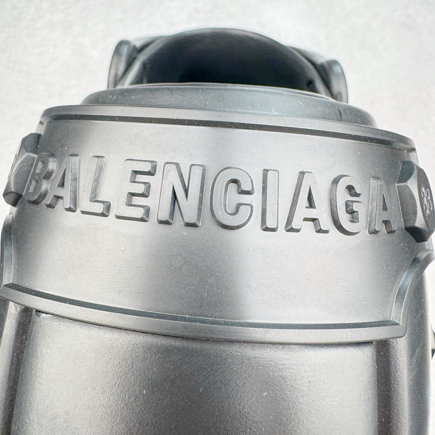 图片[20]-＃GD广顶 BALENCIAGA x Crocs HardCrocs Sandal 巴黎世家哈德系列穆勒风松糕厚底夏季沙滩涉水百搭潮流系带休闲拖鞋式凉鞋”黑银金属铆钉”687398 W1S8N 1081 • 橡胶• 穆勒鞋• 圆头• 10毫米足弓• 110毫米厚底• 扣带凹印 Balenciaga 品牌标识• 正面和背面银色金属装饰并凹印BB Balenciaga品牌标识• 圆钉镌刻BB标识• 同色系鞋底和鞋垫 奢侈品牌「Balenciaga – 巴黎世家」与休闲鞋品牌「Crocs – 卡骆驰」合作打造的春夏系列鞋款「HardCrocs™」正式迎来发售。延续潮流，「HardCrocs™」在鞋款设计上以11公分高的厚底呈现巨大廓型，粗犷的外型搭载金属配饰相得益彰，鞋头和鞋跟上印有Balenciaga印花的银色饰牌，彰显其身份，鞋款整个视觉效果看起来大胆且前卫。尺码：36-45-选品中心