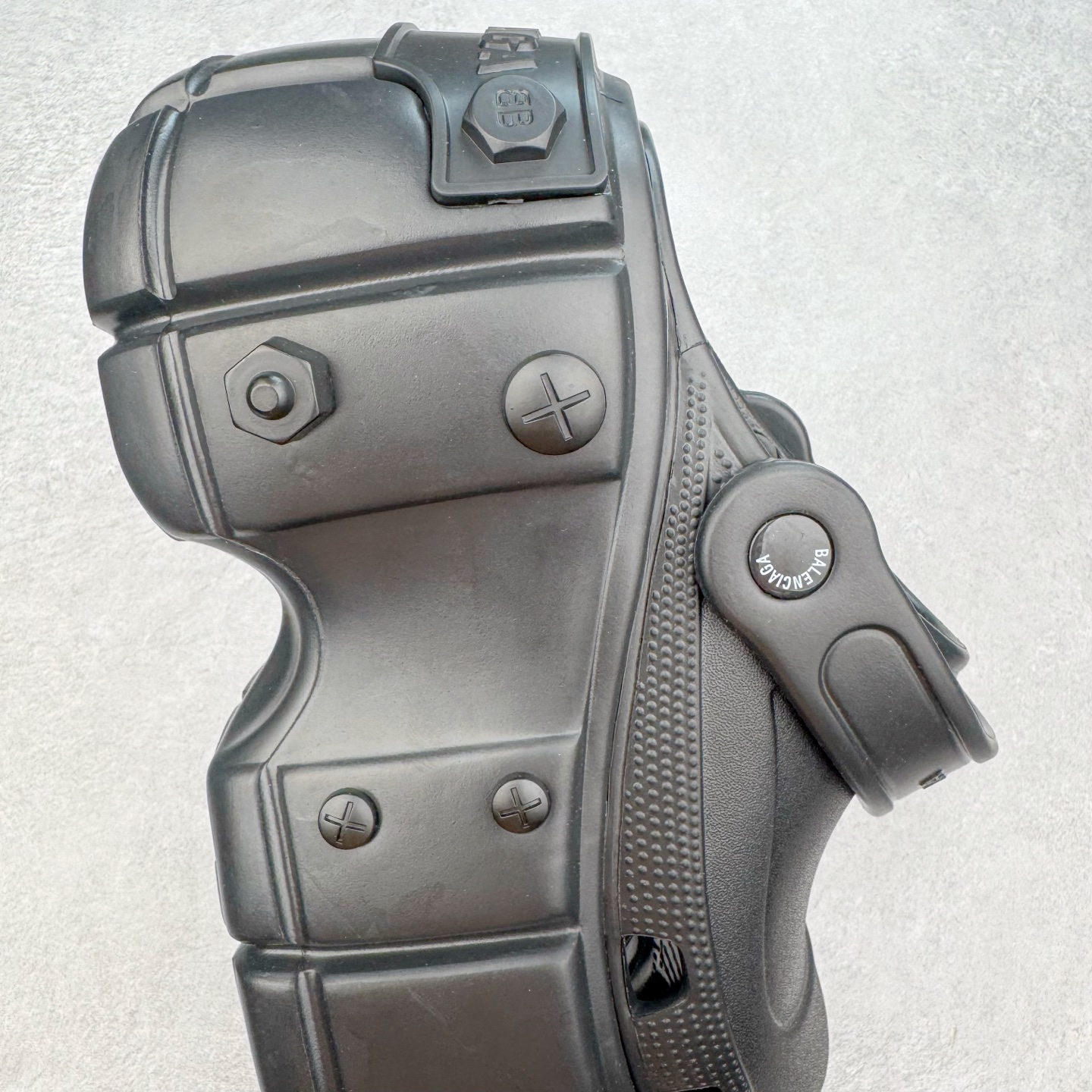 图片[6]-＃GD广顶 BALENCIAGA x Crocs HardCrocs Sandal 巴黎世家哈德系列穆勒风松糕厚底夏季沙滩涉水百搭潮流系带休闲拖鞋式凉鞋”黑银金属铆钉”687398 W1S8N 1081 • 橡胶• 穆勒鞋• 圆头• 10毫米足弓• 110毫米厚底• 扣带凹印 Balenciaga 品牌标识• 正面和背面银色金属装饰并凹印BB Balenciaga品牌标识• 圆钉镌刻BB标识• 同色系鞋底和鞋垫 奢侈品牌「Balenciaga – 巴黎世家」与休闲鞋品牌「Crocs – 卡骆驰」合作打造的春夏系列鞋款「HardCrocs™」正式迎来发售。延续潮流，「HardCrocs™」在鞋款设计上以11公分高的厚底呈现巨大廓型，粗犷的外型搭载金属配饰相得益彰，鞋头和鞋跟上印有Balenciaga印花的银色饰牌，彰显其身份，鞋款整个视觉效果看起来大胆且前卫。尺码：36-45-选品中心