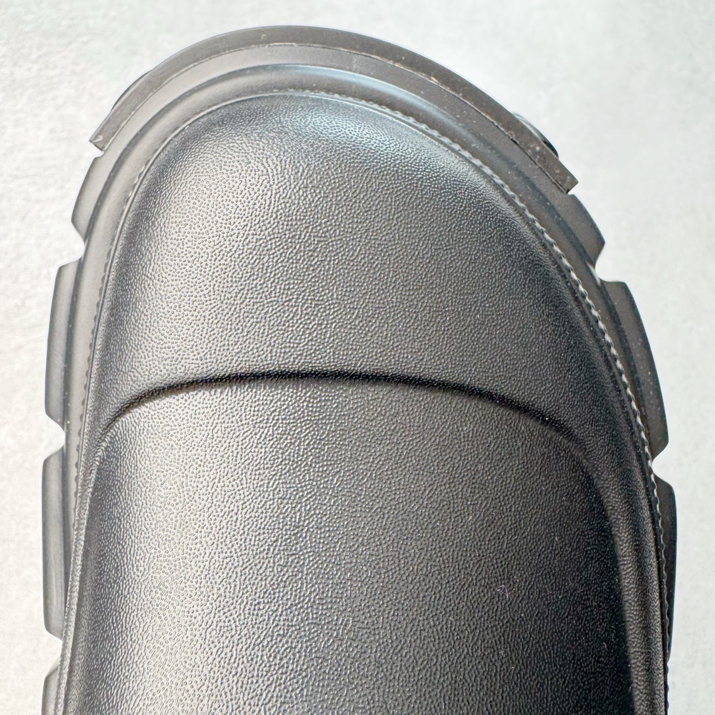 图片[16]-＃GD广顶 BALENCIAGA x Crocs HardCrocs Sandal 巴黎世家哈德系列穆勒风松糕厚底夏季沙滩涉水百搭潮流系带休闲拖鞋式凉鞋”黑银金属铆钉”687398 W1S8N 1081 • 橡胶• 穆勒鞋• 圆头• 10毫米足弓• 110毫米厚底• 扣带凹印 Balenciaga 品牌标识• 正面和背面银色金属装饰并凹印BB Balenciaga品牌标识• 圆钉镌刻BB标识• 同色系鞋底和鞋垫 奢侈品牌「Balenciaga – 巴黎世家」与休闲鞋品牌「Crocs – 卡骆驰」合作打造的春夏系列鞋款「HardCrocs™」正式迎来发售。延续潮流，「HardCrocs™」在鞋款设计上以11公分高的厚底呈现巨大廓型，粗犷的外型搭载金属配饰相得益彰，鞋头和鞋跟上印有Balenciaga印花的银色饰牌，彰显其身份，鞋款整个视觉效果看起来大胆且前卫。尺码：36-45-选品中心