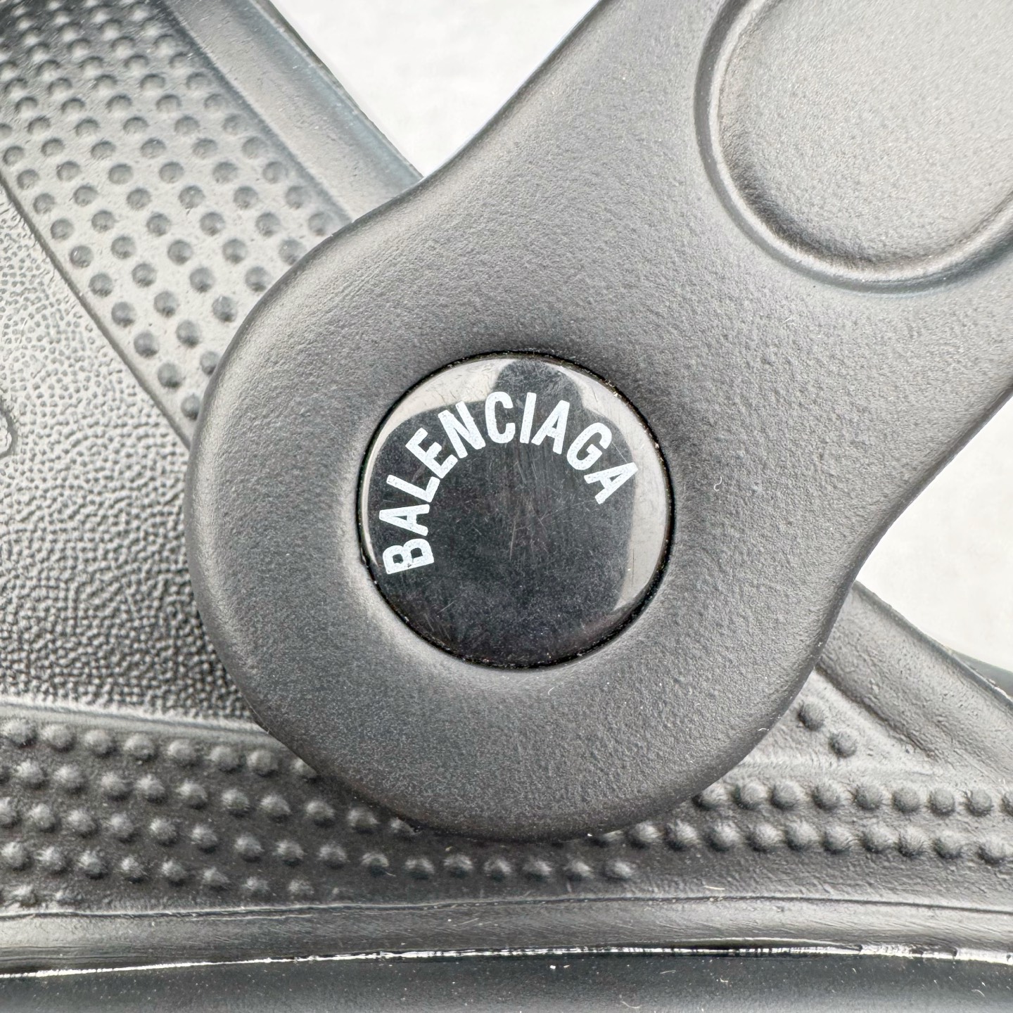 图片[14]-＃GD广顶 BALENCIAGA x Crocs HardCrocs Sandal 巴黎世家哈德系列穆勒风松糕厚底夏季沙滩涉水百搭潮流系带休闲拖鞋式凉鞋”黑银金属铆钉”687398 W1S8N 1081 • 橡胶• 穆勒鞋• 圆头• 10毫米足弓• 110毫米厚底• 扣带凹印 Balenciaga 品牌标识• 正面和背面银色金属装饰并凹印BB Balenciaga品牌标识• 圆钉镌刻BB标识• 同色系鞋底和鞋垫 奢侈品牌「Balenciaga – 巴黎世家」与休闲鞋品牌「Crocs – 卡骆驰」合作打造的春夏系列鞋款「HardCrocs™」正式迎来发售。延续潮流，「HardCrocs™」在鞋款设计上以11公分高的厚底呈现巨大廓型，粗犷的外型搭载金属配饰相得益彰，鞋头和鞋跟上印有Balenciaga印花的银色饰牌，彰显其身份，鞋款整个视觉效果看起来大胆且前卫。尺码：36-45-选品中心