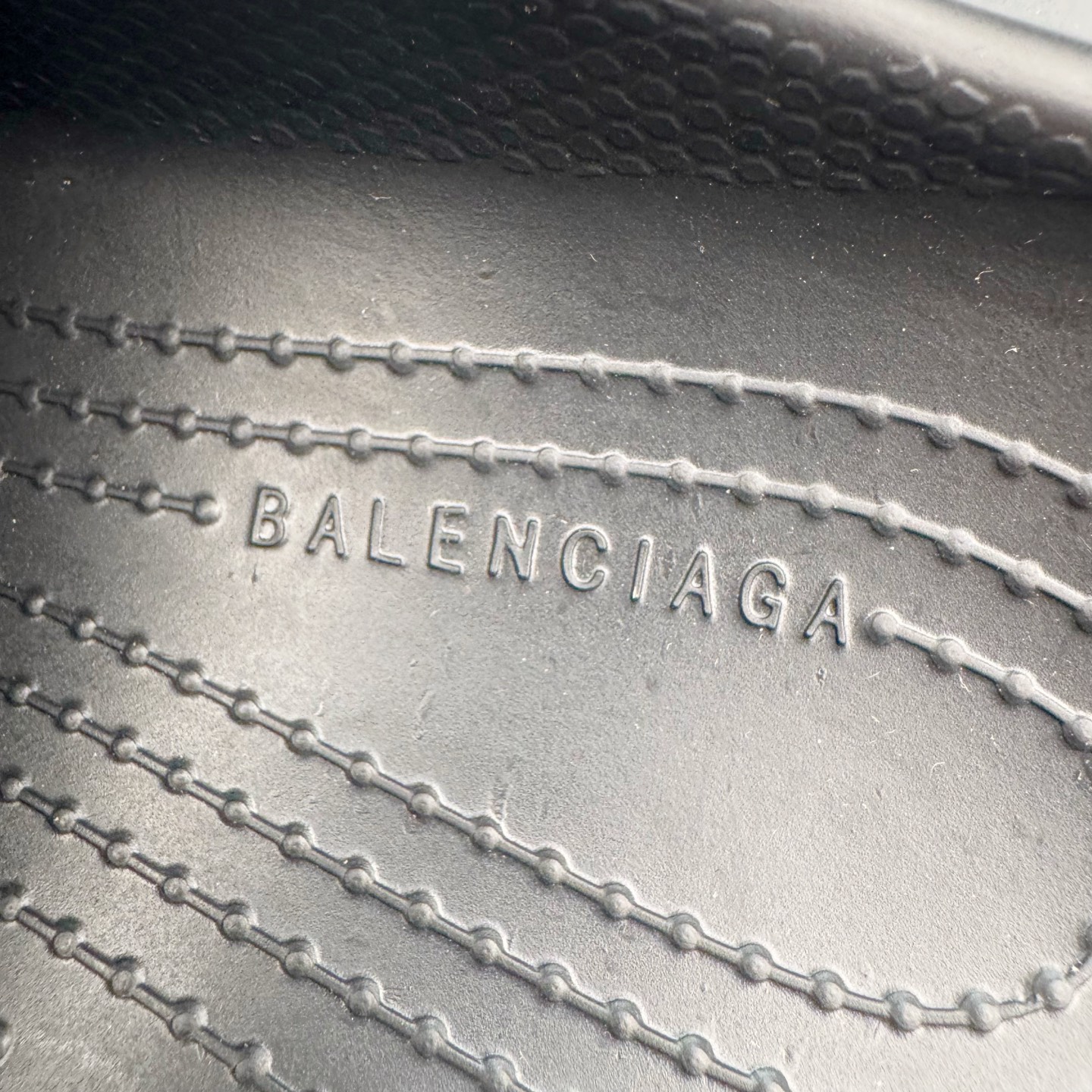 图片[13]-＃GD广顶 BALENCIAGA x Crocs HardCrocs Sandal 巴黎世家哈德系列穆勒风松糕厚底夏季沙滩涉水百搭潮流系带休闲拖鞋式凉鞋”黑银金属铆钉”687398 W1S8N 1081 • 橡胶• 穆勒鞋• 圆头• 10毫米足弓• 110毫米厚底• 扣带凹印 Balenciaga 品牌标识• 正面和背面银色金属装饰并凹印BB Balenciaga品牌标识• 圆钉镌刻BB标识• 同色系鞋底和鞋垫 奢侈品牌「Balenciaga – 巴黎世家」与休闲鞋品牌「Crocs – 卡骆驰」合作打造的春夏系列鞋款「HardCrocs™」正式迎来发售。延续潮流，「HardCrocs™」在鞋款设计上以11公分高的厚底呈现巨大廓型，粗犷的外型搭载金属配饰相得益彰，鞋头和鞋跟上印有Balenciaga印花的银色饰牌，彰显其身份，鞋款整个视觉效果看起来大胆且前卫。尺码：36-45-选品中心