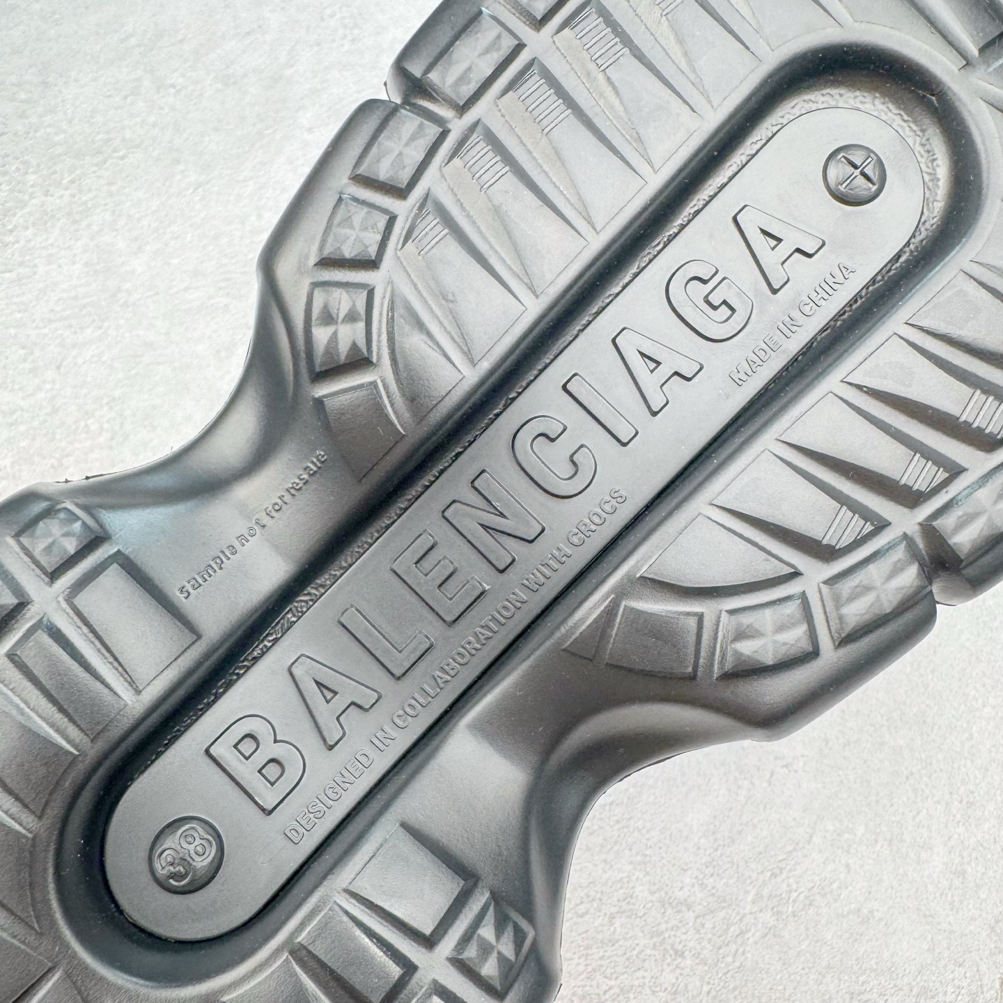 图片[12]-＃GD广顶 BALENCIAGA x Crocs HardCrocs Sandal 巴黎世家哈德系列穆勒风松糕厚底夏季沙滩涉水百搭潮流系带休闲拖鞋式凉鞋”黑银金属铆钉”687398 W1S8N 1081 • 橡胶• 穆勒鞋• 圆头• 10毫米足弓• 110毫米厚底• 扣带凹印 Balenciaga 品牌标识• 正面和背面银色金属装饰并凹印BB Balenciaga品牌标识• 圆钉镌刻BB标识• 同色系鞋底和鞋垫 奢侈品牌「Balenciaga – 巴黎世家」与休闲鞋品牌「Crocs – 卡骆驰」合作打造的春夏系列鞋款「HardCrocs™」正式迎来发售。延续潮流，「HardCrocs™」在鞋款设计上以11公分高的厚底呈现巨大廓型，粗犷的外型搭载金属配饰相得益彰，鞋头和鞋跟上印有Balenciaga印花的银色饰牌，彰显其身份，鞋款整个视觉效果看起来大胆且前卫。尺码：36-45-选品中心