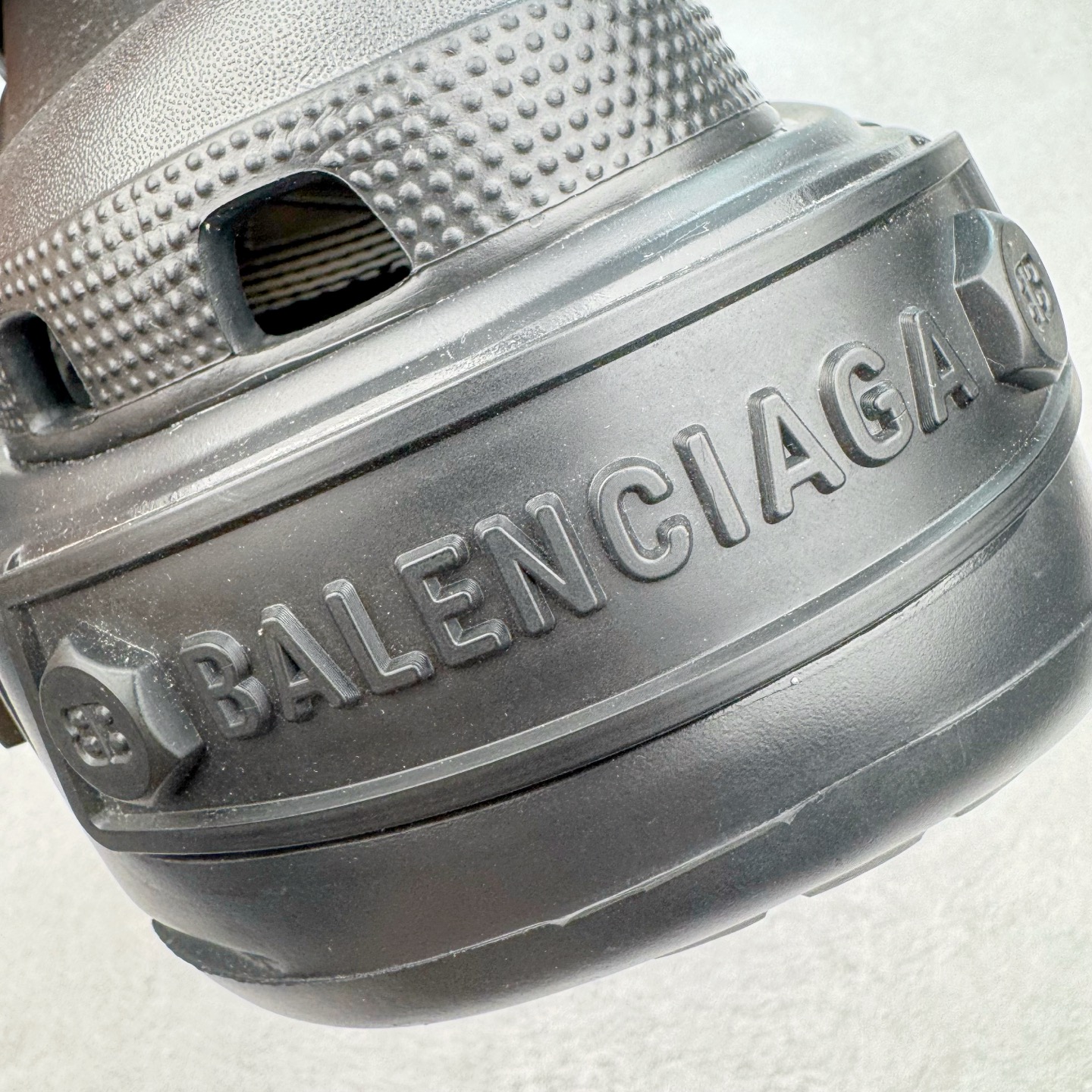 图片[17]-＃GD广顶 BALENCIAGA x Crocs HardCrocs Sandal 巴黎世家哈德系列穆勒风松糕厚底夏季沙滩涉水百搭潮流系带休闲拖鞋式凉鞋”黑银金属铆钉”687398 W1S8N 1081 • 橡胶• 穆勒鞋• 圆头• 10毫米足弓• 110毫米厚底• 扣带凹印 Balenciaga 品牌标识• 正面和背面银色金属装饰并凹印BB Balenciaga品牌标识• 圆钉镌刻BB标识• 同色系鞋底和鞋垫 奢侈品牌「Balenciaga – 巴黎世家」与休闲鞋品牌「Crocs – 卡骆驰」合作打造的春夏系列鞋款「HardCrocs™」正式迎来发售。延续潮流，「HardCrocs™」在鞋款设计上以11公分高的厚底呈现巨大廓型，粗犷的外型搭载金属配饰相得益彰，鞋头和鞋跟上印有Balenciaga印花的银色饰牌，彰显其身份，鞋款整个视觉效果看起来大胆且前卫。尺码：36-45-选品中心