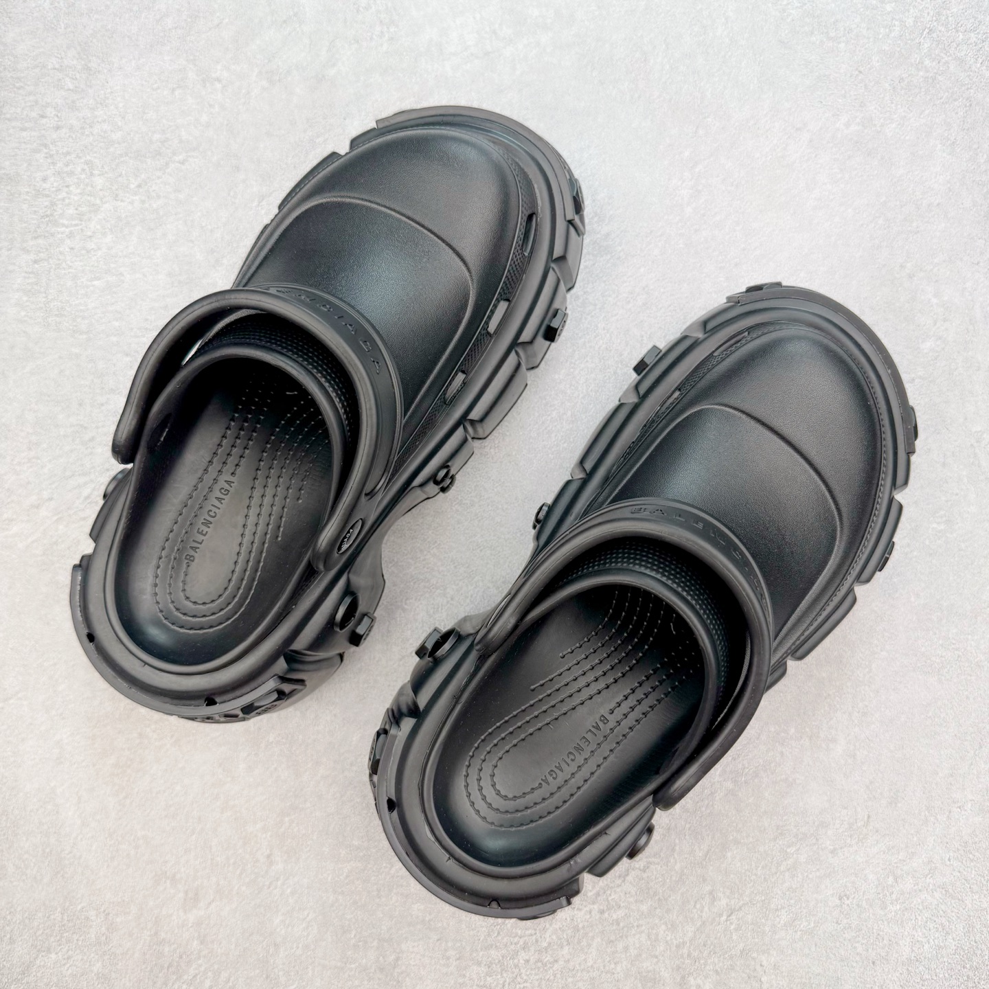 图片[3]-＃GD广顶 BALENCIAGA x Crocs HardCrocs Sandal 巴黎世家哈德系列穆勒风松糕厚底夏季沙滩涉水百搭潮流系带休闲拖鞋式凉鞋”黑银金属铆钉”687398 W1S8N 1081 • 橡胶• 穆勒鞋• 圆头• 10毫米足弓• 110毫米厚底• 扣带凹印 Balenciaga 品牌标识• 正面和背面银色金属装饰并凹印BB Balenciaga品牌标识• 圆钉镌刻BB标识• 同色系鞋底和鞋垫 奢侈品牌「Balenciaga – 巴黎世家」与休闲鞋品牌「Crocs – 卡骆驰」合作打造的春夏系列鞋款「HardCrocs™」正式迎来发售。延续潮流，「HardCrocs™」在鞋款设计上以11公分高的厚底呈现巨大廓型，粗犷的外型搭载金属配饰相得益彰，鞋头和鞋跟上印有Balenciaga印花的银色饰牌，彰显其身份，鞋款整个视觉效果看起来大胆且前卫。尺码：36-45-选品中心