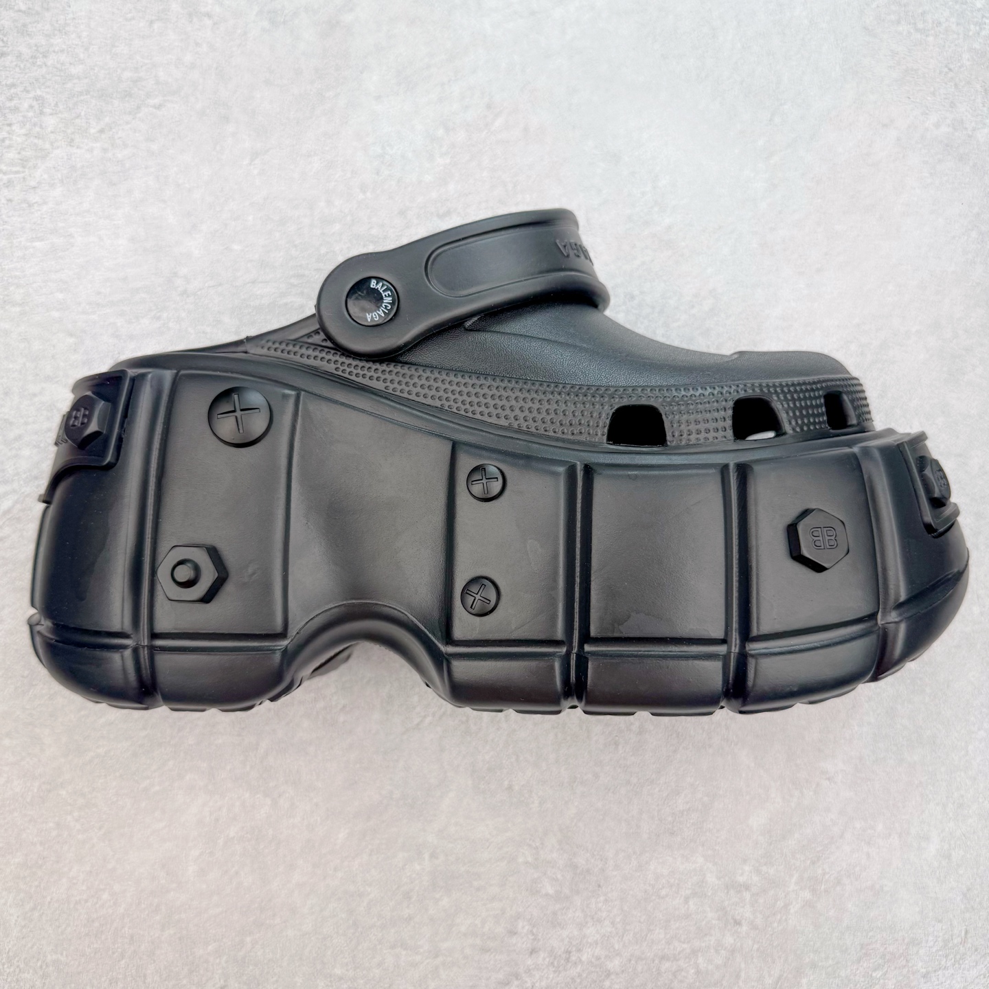 ＃GD广顶 BALENCIAGA x Crocs HardCrocs Sandal 巴黎世家哈德系列穆勒风松糕厚底夏季沙滩涉水百搭潮流系带休闲拖鞋式凉鞋”黑银金属铆钉”687398 W1S8N 1081 • 橡胶• 穆勒鞋• 圆头• 10毫米足弓• 110毫米厚底• 扣带凹印 Balenciaga 品牌标识• 正面和背面银色金属装饰并凹印BB Balenciaga品牌标识• 圆钉镌刻BB标识• 同色系鞋底和鞋垫 奢侈品牌「Balenciaga – 巴黎世家」与休闲鞋品牌「Crocs – 卡骆驰」合作打造的春夏系列鞋款「HardCrocs™」正式迎来发售。延续潮流，「HardCrocs™」在鞋款设计上以11公分高的厚底呈现巨大廓型，粗犷的外型搭载金属配饰相得益彰，鞋头和鞋跟上印有Balenciaga印花的银色饰牌，彰显其身份，鞋款整个视觉效果看起来大胆且前卫。尺码：36-45-选品中心