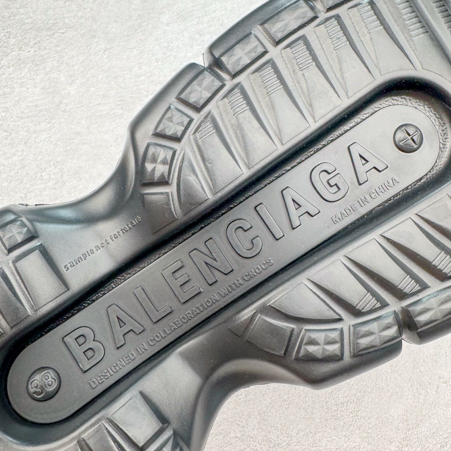 图片[19]-＃GD广顶 BALENCIAGA x Crocs HardCrocs Sandal 巴黎世家哈德系列穆勒风松糕厚底夏季沙滩涉水百搭潮流系带休闲拖鞋式凉鞋”黑银金属铆钉”687398 W1S8N 1081 • 橡胶• 穆勒鞋• 圆头• 10毫米足弓• 110毫米厚底• 扣带凹印 Balenciaga 品牌标识• 正面和背面银色金属装饰并凹印BB Balenciaga品牌标识• 圆钉镌刻BB标识• 同色系鞋底和鞋垫 奢侈品牌「Balenciaga – 巴黎世家」与休闲鞋品牌「Crocs – 卡骆驰」合作打造的春夏系列鞋款「HardCrocs™」正式迎来发售。延续潮流，「HardCrocs™」在鞋款设计上以11公分高的厚底呈现巨大廓型，粗犷的外型搭载金属配饰相得益彰，鞋头和鞋跟上印有Balenciaga印花的银色饰牌，彰显其身份，鞋款整个视觉效果看起来大胆且前卫。尺码：36-45-选品中心