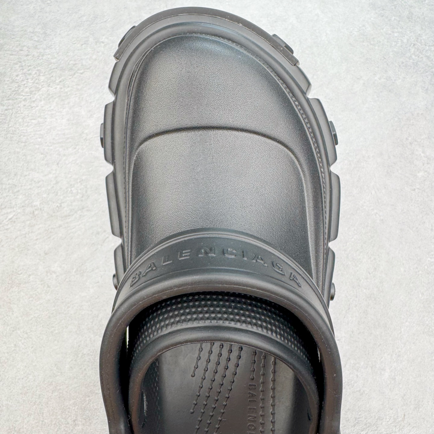 图片[4]-＃GD广顶 BALENCIAGA x Crocs HardCrocs Sandal 巴黎世家哈德系列穆勒风松糕厚底夏季沙滩涉水百搭潮流系带休闲拖鞋式凉鞋”黑银金属铆钉”687398 W1S8N 1081 • 橡胶• 穆勒鞋• 圆头• 10毫米足弓• 110毫米厚底• 扣带凹印 Balenciaga 品牌标识• 正面和背面银色金属装饰并凹印BB Balenciaga品牌标识• 圆钉镌刻BB标识• 同色系鞋底和鞋垫 奢侈品牌「Balenciaga – 巴黎世家」与休闲鞋品牌「Crocs – 卡骆驰」合作打造的春夏系列鞋款「HardCrocs™」正式迎来发售。延续潮流，「HardCrocs™」在鞋款设计上以11公分高的厚底呈现巨大廓型，粗犷的外型搭载金属配饰相得益彰，鞋头和鞋跟上印有Balenciaga印花的银色饰牌，彰显其身份，鞋款整个视觉效果看起来大胆且前卫。尺码：36-45-选品中心