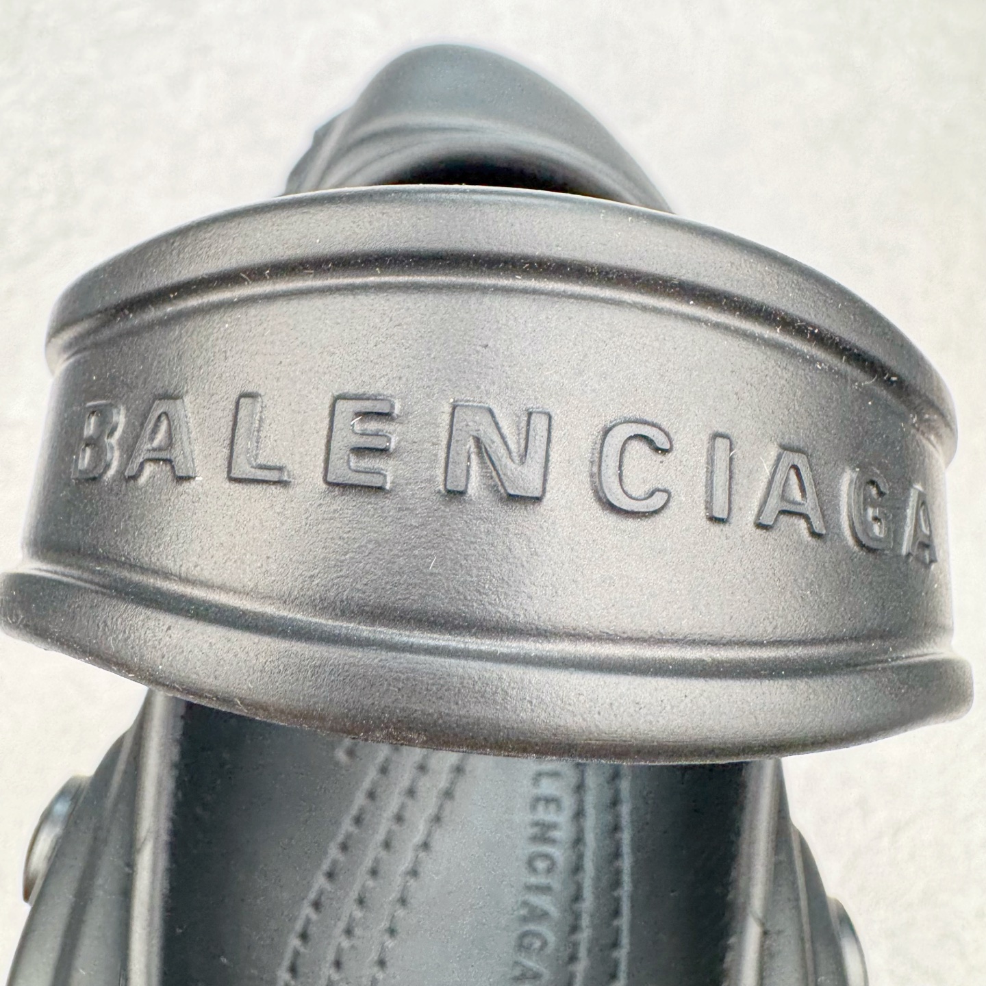 图片[15]-＃GD广顶 BALENCIAGA x Crocs HardCrocs Sandal 巴黎世家哈德系列穆勒风松糕厚底夏季沙滩涉水百搭潮流系带休闲拖鞋式凉鞋”黑银金属铆钉”687398 W1S8N 1081 • 橡胶• 穆勒鞋• 圆头• 10毫米足弓• 110毫米厚底• 扣带凹印 Balenciaga 品牌标识• 正面和背面银色金属装饰并凹印BB Balenciaga品牌标识• 圆钉镌刻BB标识• 同色系鞋底和鞋垫 奢侈品牌「Balenciaga – 巴黎世家」与休闲鞋品牌「Crocs – 卡骆驰」合作打造的春夏系列鞋款「HardCrocs™」正式迎来发售。延续潮流，「HardCrocs™」在鞋款设计上以11公分高的厚底呈现巨大廓型，粗犷的外型搭载金属配饰相得益彰，鞋头和鞋跟上印有Balenciaga印花的银色饰牌，彰显其身份，鞋款整个视觉效果看起来大胆且前卫。尺码：36-45-选品中心