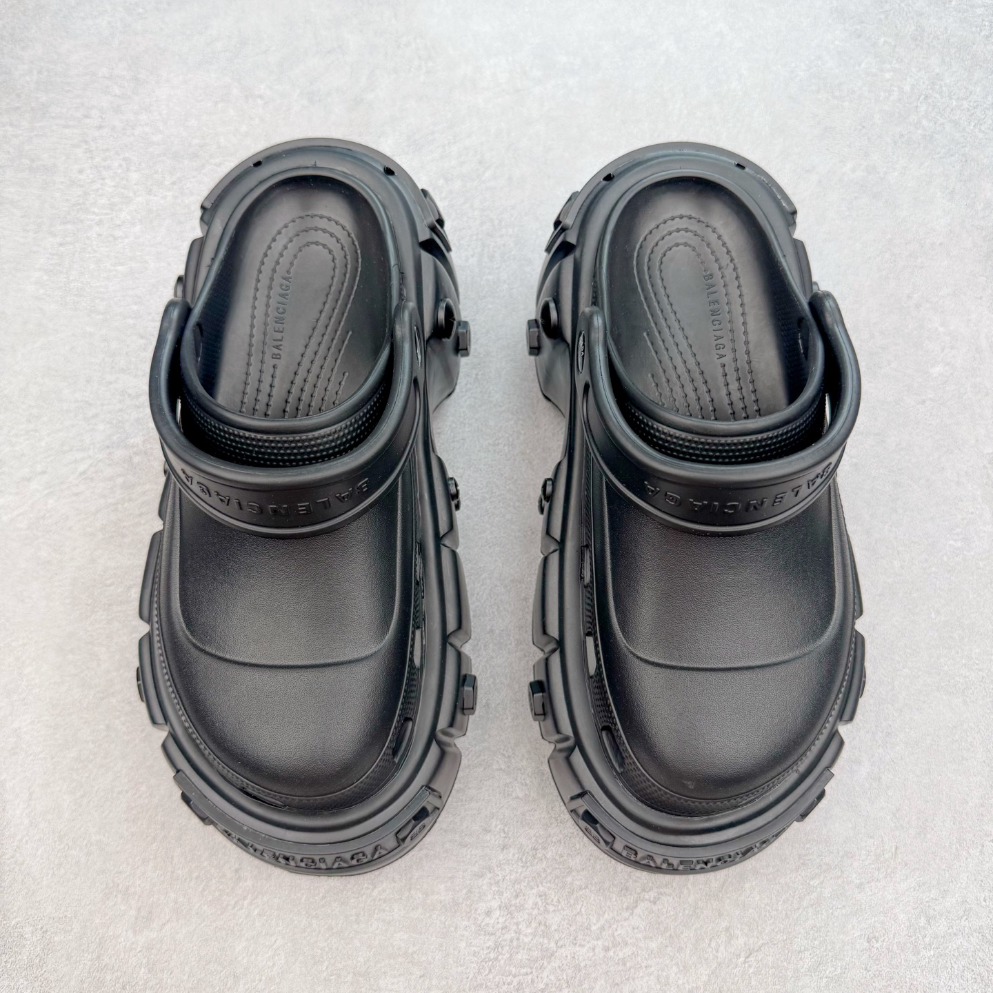 图片[2]-＃GD广顶 BALENCIAGA x Crocs HardCrocs Sandal 巴黎世家哈德系列穆勒风松糕厚底夏季沙滩涉水百搭潮流系带休闲拖鞋式凉鞋”黑银金属铆钉”687398 W1S8N 1081 • 橡胶• 穆勒鞋• 圆头• 10毫米足弓• 110毫米厚底• 扣带凹印 Balenciaga 品牌标识• 正面和背面银色金属装饰并凹印BB Balenciaga品牌标识• 圆钉镌刻BB标识• 同色系鞋底和鞋垫 奢侈品牌「Balenciaga – 巴黎世家」与休闲鞋品牌「Crocs – 卡骆驰」合作打造的春夏系列鞋款「HardCrocs™」正式迎来发售。延续潮流，「HardCrocs™」在鞋款设计上以11公分高的厚底呈现巨大廓型，粗犷的外型搭载金属配饰相得益彰，鞋头和鞋跟上印有Balenciaga印花的银色饰牌，彰显其身份，鞋款整个视觉效果看起来大胆且前卫。尺码：36-45-选品中心