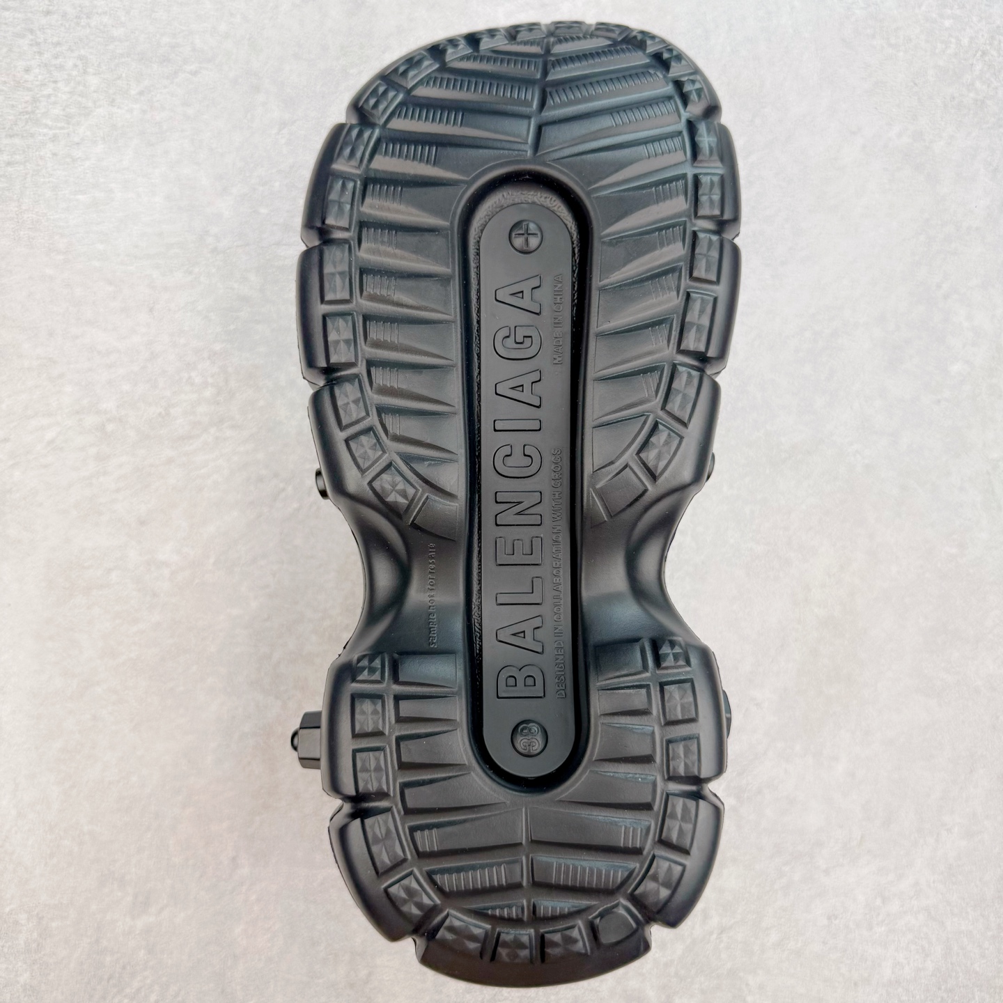 图片[9]-＃GD广顶 BALENCIAGA x Crocs HardCrocs Sandal 巴黎世家哈德系列穆勒风松糕厚底夏季沙滩涉水百搭潮流系带休闲拖鞋式凉鞋”黑银金属铆钉”687398 W1S8N 1081 • 橡胶• 穆勒鞋• 圆头• 10毫米足弓• 110毫米厚底• 扣带凹印 Balenciaga 品牌标识• 正面和背面银色金属装饰并凹印BB Balenciaga品牌标识• 圆钉镌刻BB标识• 同色系鞋底和鞋垫 奢侈品牌「Balenciaga – 巴黎世家」与休闲鞋品牌「Crocs – 卡骆驰」合作打造的春夏系列鞋款「HardCrocs™」正式迎来发售。延续潮流，「HardCrocs™」在鞋款设计上以11公分高的厚底呈现巨大廓型，粗犷的外型搭载金属配饰相得益彰，鞋头和鞋跟上印有Balenciaga印花的银色饰牌，彰显其身份，鞋款整个视觉效果看起来大胆且前卫。尺码：36-45-选品中心