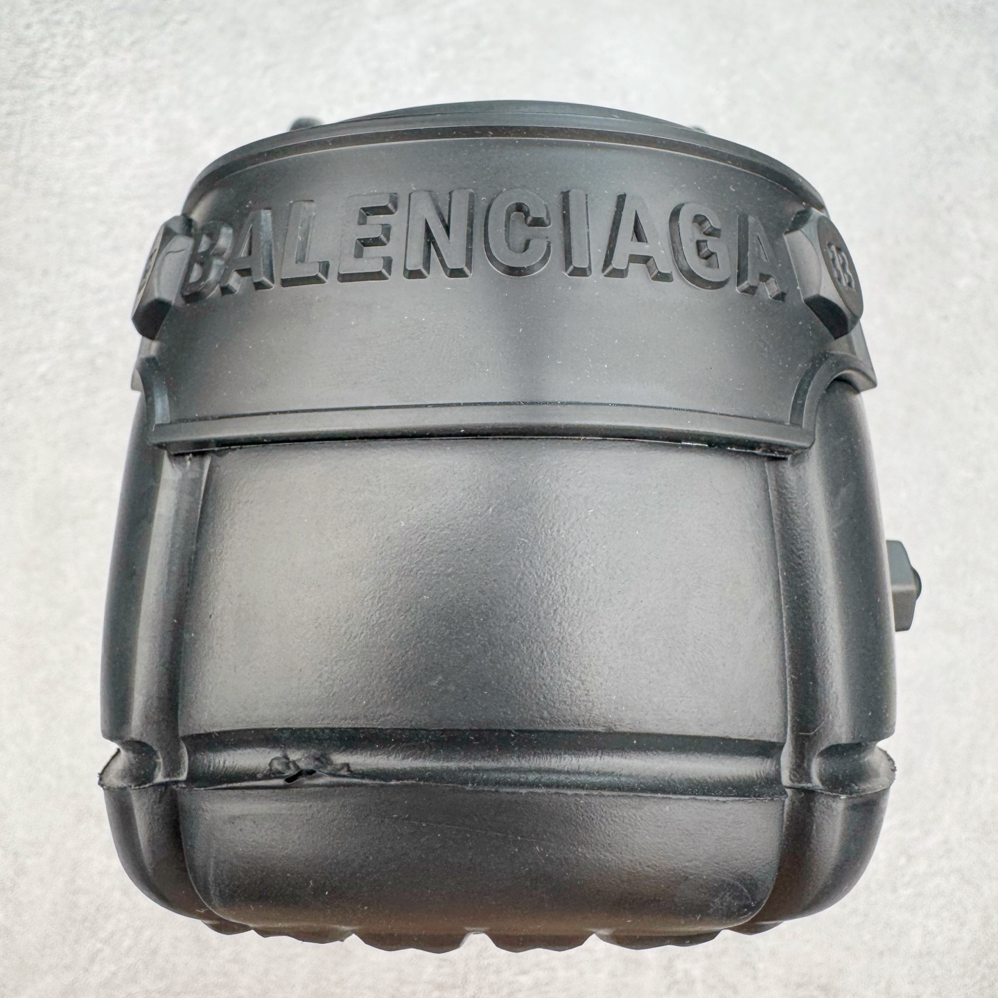 图片[8]-＃GD广顶 BALENCIAGA x Crocs HardCrocs Sandal 巴黎世家哈德系列穆勒风松糕厚底夏季沙滩涉水百搭潮流系带休闲拖鞋式凉鞋”黑银金属铆钉”687398 W1S8N 1081 • 橡胶• 穆勒鞋• 圆头• 10毫米足弓• 110毫米厚底• 扣带凹印 Balenciaga 品牌标识• 正面和背面银色金属装饰并凹印BB Balenciaga品牌标识• 圆钉镌刻BB标识• 同色系鞋底和鞋垫 奢侈品牌「Balenciaga – 巴黎世家」与休闲鞋品牌「Crocs – 卡骆驰」合作打造的春夏系列鞋款「HardCrocs™」正式迎来发售。延续潮流，「HardCrocs™」在鞋款设计上以11公分高的厚底呈现巨大廓型，粗犷的外型搭载金属配饰相得益彰，鞋头和鞋跟上印有Balenciaga印花的银色饰牌，彰显其身份，鞋款整个视觉效果看起来大胆且前卫。尺码：36-45-选品中心