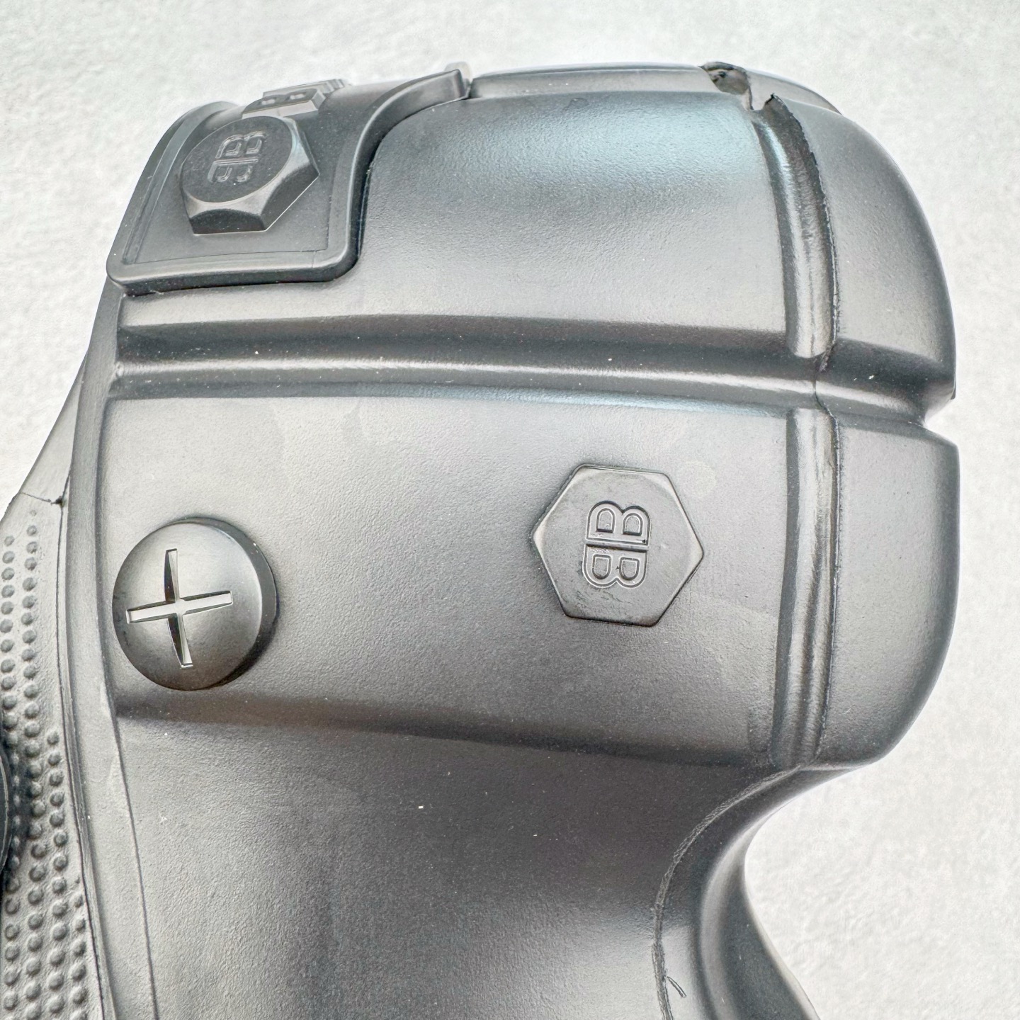 图片[10]-＃GD广顶 BALENCIAGA x Crocs HardCrocs Sandal 巴黎世家哈德系列穆勒风松糕厚底夏季沙滩涉水百搭潮流系带休闲拖鞋式凉鞋”黑银金属铆钉”687398 W1S8N 1081 • 橡胶• 穆勒鞋• 圆头• 10毫米足弓• 110毫米厚底• 扣带凹印 Balenciaga 品牌标识• 正面和背面银色金属装饰并凹印BB Balenciaga品牌标识• 圆钉镌刻BB标识• 同色系鞋底和鞋垫 奢侈品牌「Balenciaga – 巴黎世家」与休闲鞋品牌「Crocs – 卡骆驰」合作打造的春夏系列鞋款「HardCrocs™」正式迎来发售。延续潮流，「HardCrocs™」在鞋款设计上以11公分高的厚底呈现巨大廓型，粗犷的外型搭载金属配饰相得益彰，鞋头和鞋跟上印有Balenciaga印花的银色饰牌，彰显其身份，鞋款整个视觉效果看起来大胆且前卫。尺码：36-45-选品中心