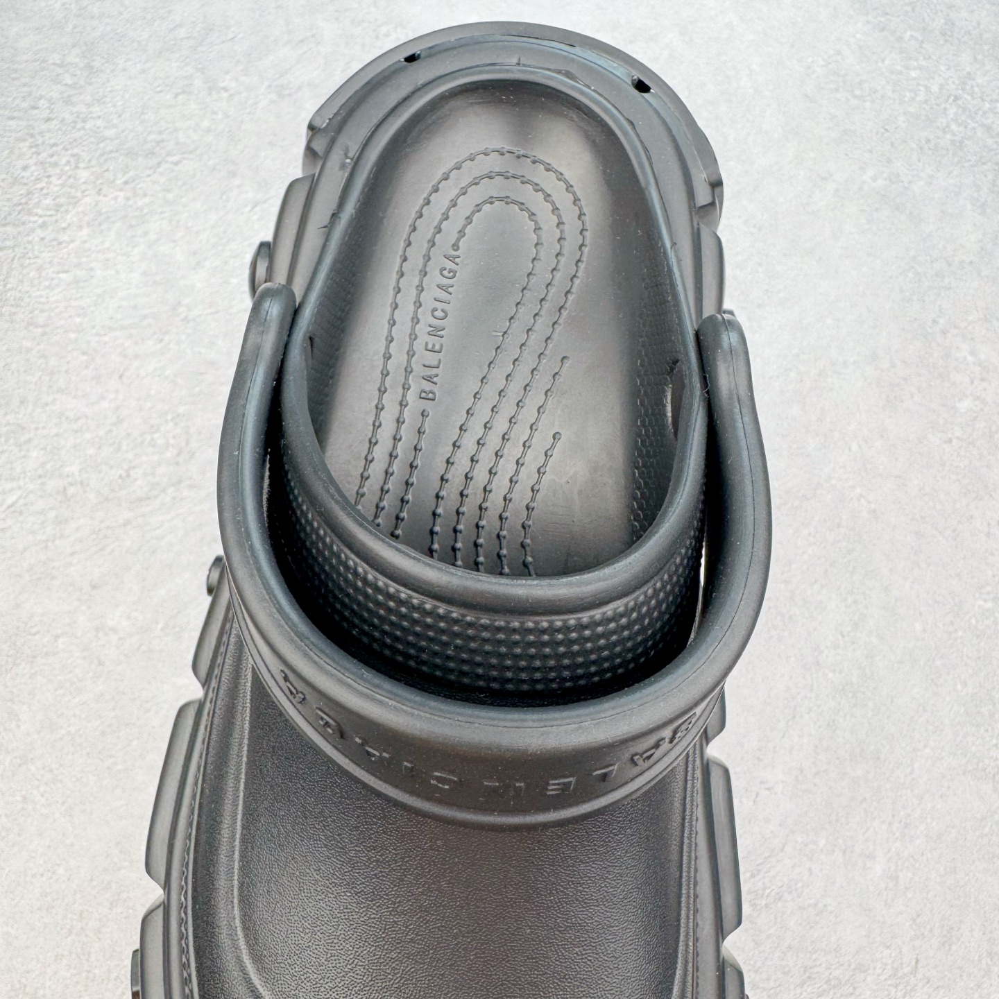 图片[5]-＃GD广顶 BALENCIAGA x Crocs HardCrocs Sandal 巴黎世家哈德系列穆勒风松糕厚底夏季沙滩涉水百搭潮流系带休闲拖鞋式凉鞋”黑银金属铆钉”687398 W1S8N 1081 • 橡胶• 穆勒鞋• 圆头• 10毫米足弓• 110毫米厚底• 扣带凹印 Balenciaga 品牌标识• 正面和背面银色金属装饰并凹印BB Balenciaga品牌标识• 圆钉镌刻BB标识• 同色系鞋底和鞋垫 奢侈品牌「Balenciaga – 巴黎世家」与休闲鞋品牌「Crocs – 卡骆驰」合作打造的春夏系列鞋款「HardCrocs™」正式迎来发售。延续潮流，「HardCrocs™」在鞋款设计上以11公分高的厚底呈现巨大廓型，粗犷的外型搭载金属配饰相得益彰，鞋头和鞋跟上印有Balenciaga印花的银色饰牌，彰显其身份，鞋款整个视觉效果看起来大胆且前卫。尺码：36-45-选品中心