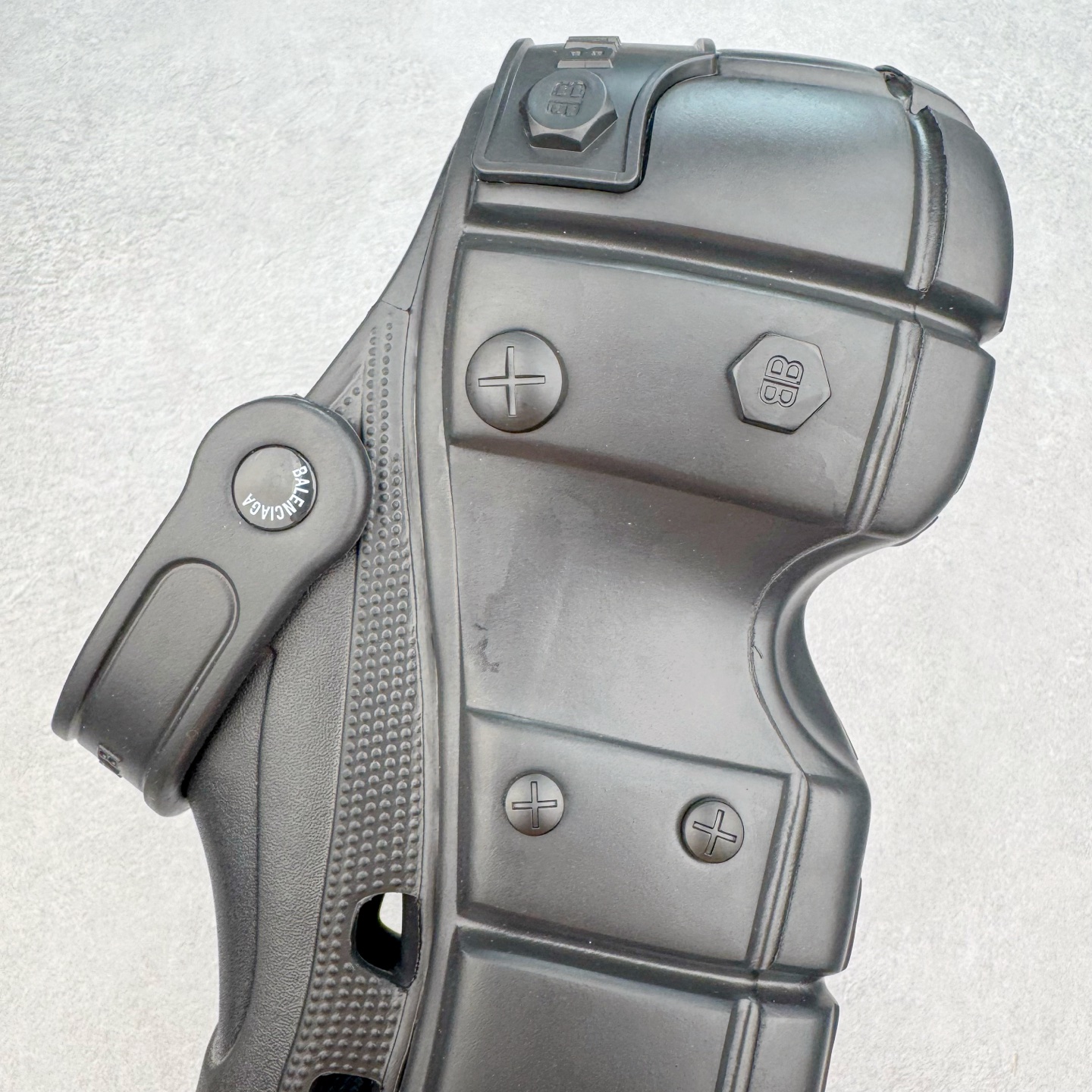 图片[7]-＃GD广顶 BALENCIAGA x Crocs HardCrocs Sandal 巴黎世家哈德系列穆勒风松糕厚底夏季沙滩涉水百搭潮流系带休闲拖鞋式凉鞋”黑银金属铆钉”687398 W1S8N 1081 • 橡胶• 穆勒鞋• 圆头• 10毫米足弓• 110毫米厚底• 扣带凹印 Balenciaga 品牌标识• 正面和背面银色金属装饰并凹印BB Balenciaga品牌标识• 圆钉镌刻BB标识• 同色系鞋底和鞋垫 奢侈品牌「Balenciaga – 巴黎世家」与休闲鞋品牌「Crocs – 卡骆驰」合作打造的春夏系列鞋款「HardCrocs™」正式迎来发售。延续潮流，「HardCrocs™」在鞋款设计上以11公分高的厚底呈现巨大廓型，粗犷的外型搭载金属配饰相得益彰，鞋头和鞋跟上印有Balenciaga印花的银色饰牌，彰显其身份，鞋款整个视觉效果看起来大胆且前卫。尺码：36-45-选品中心