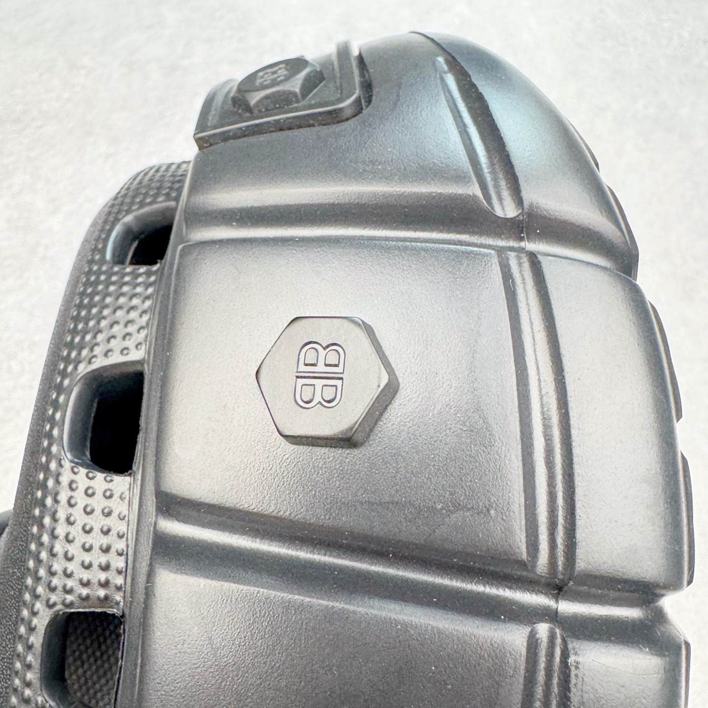 图片[18]-＃GD广顶 BALENCIAGA x Crocs HardCrocs Sandal 巴黎世家哈德系列穆勒风松糕厚底夏季沙滩涉水百搭潮流系带休闲拖鞋式凉鞋”黑银金属铆钉”687398 W1S8N 1081 • 橡胶• 穆勒鞋• 圆头• 10毫米足弓• 110毫米厚底• 扣带凹印 Balenciaga 品牌标识• 正面和背面银色金属装饰并凹印BB Balenciaga品牌标识• 圆钉镌刻BB标识• 同色系鞋底和鞋垫 奢侈品牌「Balenciaga – 巴黎世家」与休闲鞋品牌「Crocs – 卡骆驰」合作打造的春夏系列鞋款「HardCrocs™」正式迎来发售。延续潮流，「HardCrocs™」在鞋款设计上以11公分高的厚底呈现巨大廓型，粗犷的外型搭载金属配饰相得益彰，鞋头和鞋跟上印有Balenciaga印花的银色饰牌，彰显其身份，鞋款整个视觉效果看起来大胆且前卫。尺码：36-45-选品中心