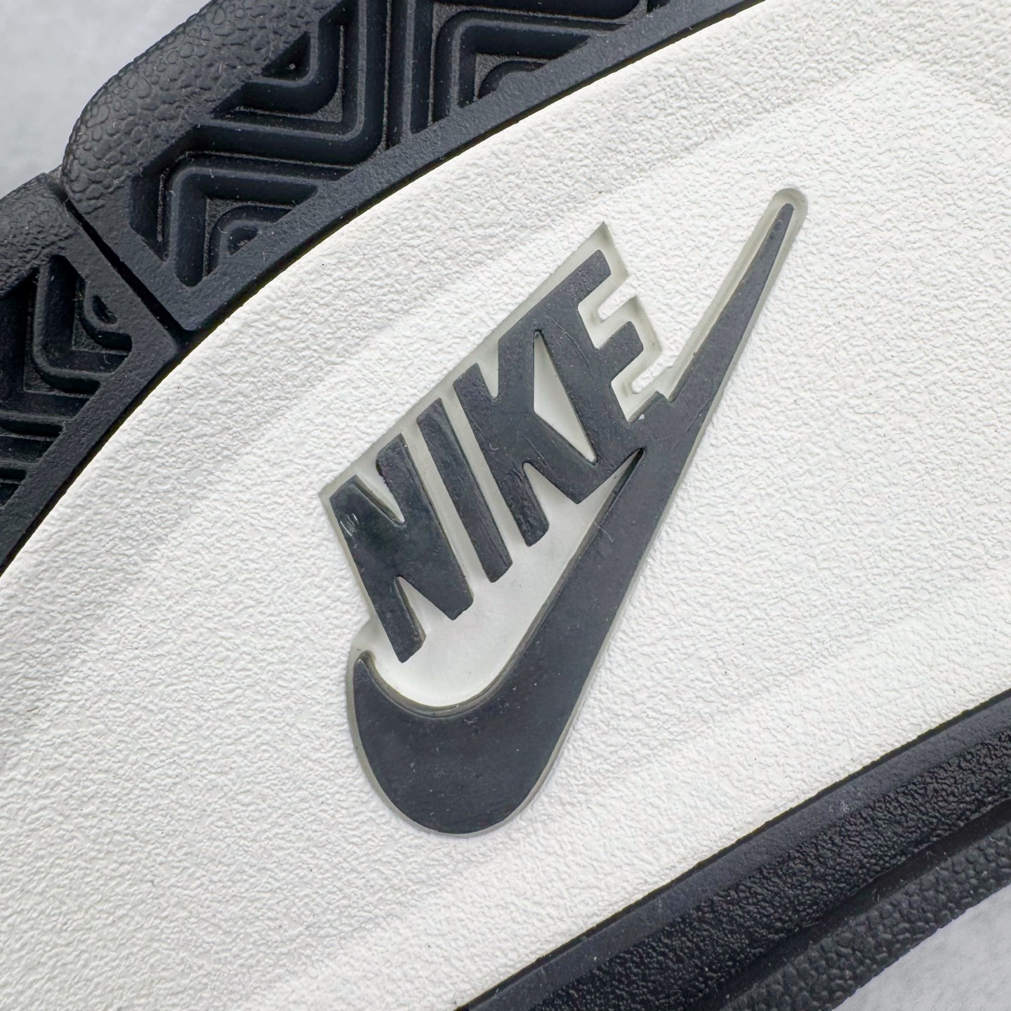 图片[21]-＃K版纯原 Nigel Sylvester x Air Jordan AJ4 Retro 联名黑魂 货号：HF4340-001 全新升级改良 原鞋原楦原纸板同源开发 完美呈现乔4的版型 内侧正确双色网格 还原细节 原厂皮料 正确气垫颜色 正确网格工艺 正确拉帮工艺 全鞋原装材料制作 原档案原模具打造 支持全方位与正品对比 尺码：40 40.5 41 42 42.5 43 44 44.5 45 46 47.5-选品中心