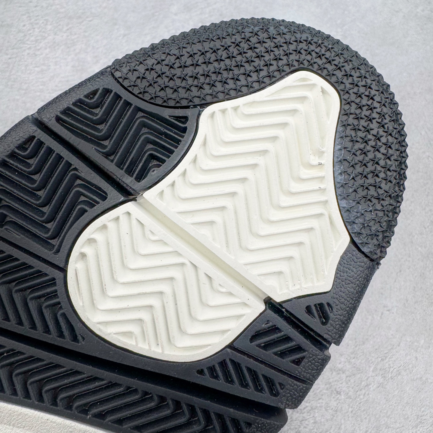 图片[20]-＃K版纯原 Nigel Sylvester x Air Jordan AJ4 Retro 联名黑魂 货号：HF4340-001 全新升级改良 原鞋原楦原纸板同源开发 完美呈现乔4的版型 内侧正确双色网格 还原细节 原厂皮料 正确气垫颜色 正确网格工艺 正确拉帮工艺 全鞋原装材料制作 原档案原模具打造 支持全方位与正品对比 尺码：40 40.5 41 42 42.5 43 44 44.5 45 46 47.5-选品中心