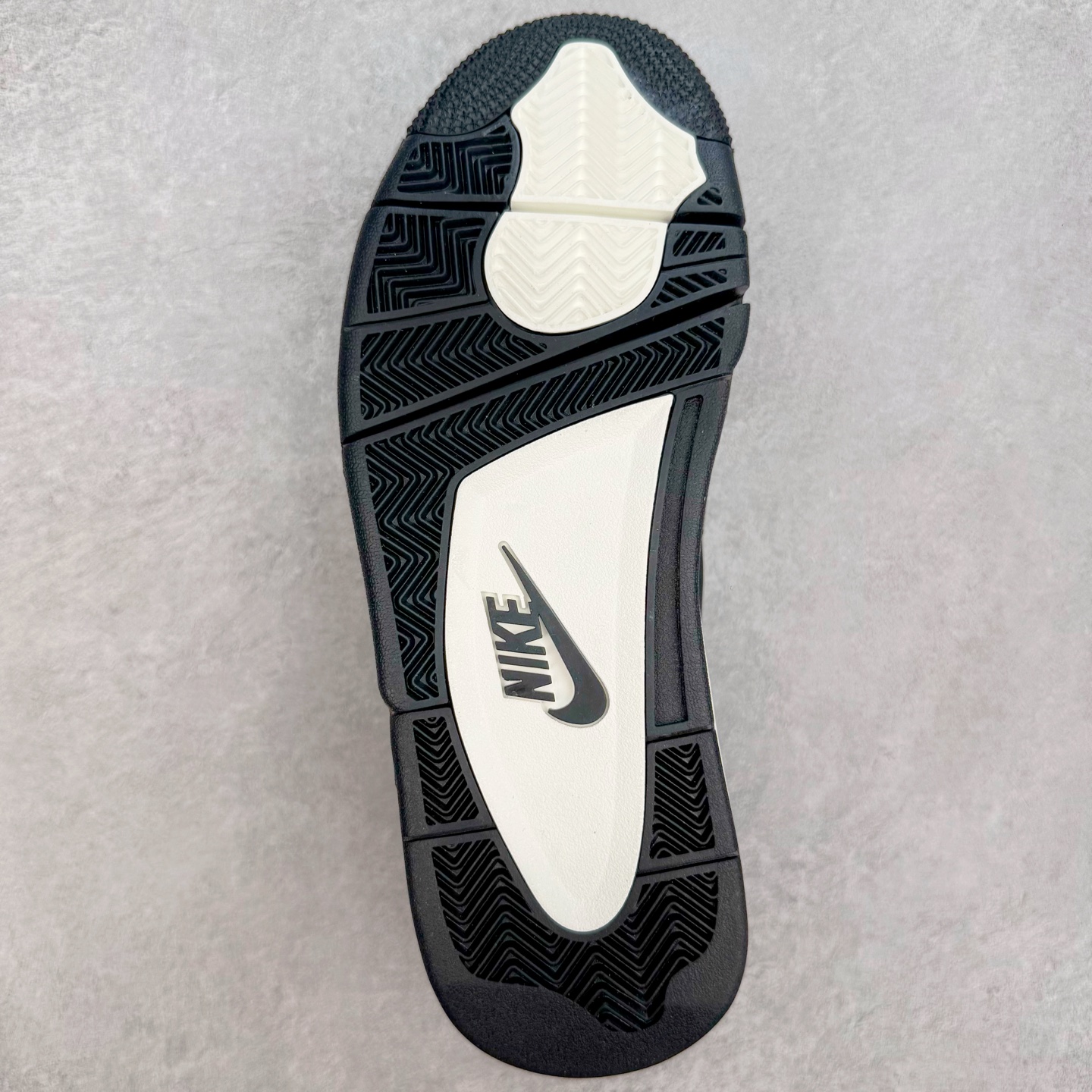 图片[9]-＃K版纯原 Nigel Sylvester x Air Jordan AJ4 Retro 联名黑魂 货号：HF4340-001 全新升级改良 原鞋原楦原纸板同源开发 完美呈现乔4的版型 内侧正确双色网格 还原细节 原厂皮料 正确气垫颜色 正确网格工艺 正确拉帮工艺 全鞋原装材料制作 原档案原模具打造 支持全方位与正品对比 尺码：40 40.5 41 42 42.5 43 44 44.5 45 46 47.5-选品中心