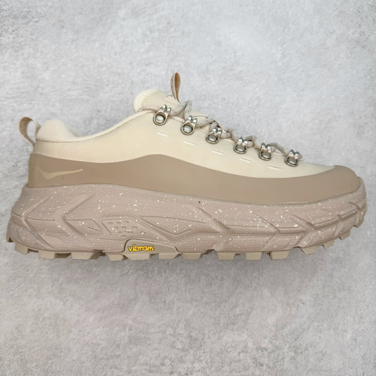 HOKA ONE ONE Tor Summit TP 舒适百搭防滑耐磨低帮跑步鞋 HOKA ONE ONE是来自美国的跑步鞋知名品牌，创立于2009年，始终致力于为所有跑者提供更新、更好的跑步装备。相比常规跑鞋，HOKA ONE ONE特别研发使用性能独特的几何形跑鞋中底，此种鞋底更厚、更高、回弹性也更好，除了卓越的缓冲性能，它还能为各种阶段的跑者带来更具动感、更加稳定的跑步体验。HOKAONE ONE从设计之初就清楚意识到，要保证跑者步幅的均匀一致，双脚自然而然的运动至关重要。实拍调校N版已经零色差零失真 百分百还原实物色彩所见即所得 不存在货不对板色差等低级问题 选购参考实物拍摄 不混卖不参货 只用心做好货严格选品 承诺混一赔十 尺码：36 36.5 37.5 38 38.5 39 40 40.5 41 42 42.5 43 44 44.5 45-选品中心