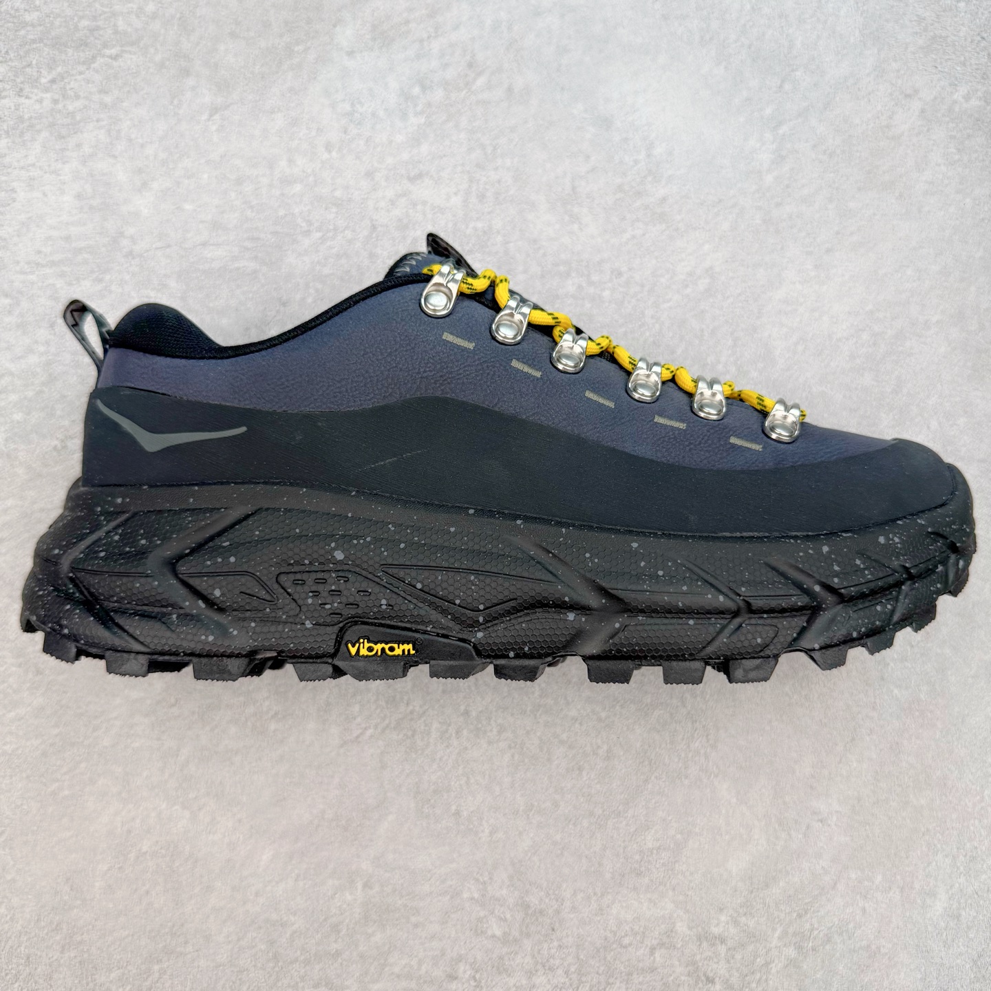 HOKA ONE ONE Tor Summit TP 舒适百搭防滑耐磨低帮跑步鞋 HOKA ONE ONE是来自美国的跑步鞋知名品牌，创立于2009年，始终致力于为所有跑者提供更新、更好的跑步装备。相比常规跑鞋，HOKA ONE ONE特别研发使用性能独特的几何形跑鞋中底，此种鞋底更厚、更高、回弹性也更好，除了卓越的缓冲性能，它还能为各种阶段的跑者带来更具动感、更加稳定的跑步体验。HOKAONE ONE从设计之初就清楚意识到，要保证跑者步幅的均匀一致，双脚自然而然的运动至关重要。实拍调校N版已经零色差零失真 百分百还原实物色彩所见即所得 不存在货不对板色差等低级问题 选购参考实物拍摄 不混卖不参货 只用心做好货严格选品 承诺混一赔十 尺码：36 36.5 37.5 38 38.5 39 40 40.5 41 42 42.5 43 44 44.5 45-选品中心