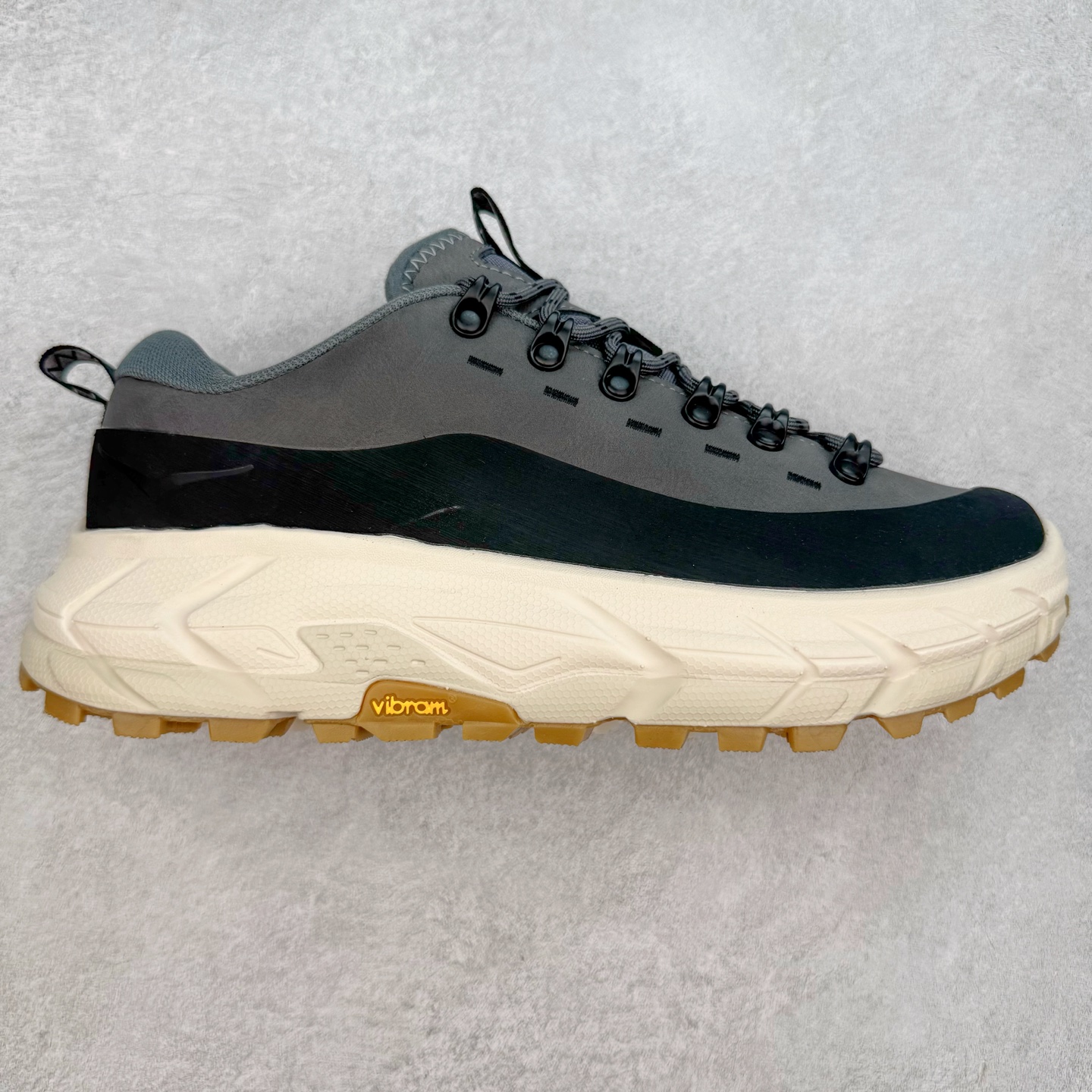 HOKA ONE ONE Tor Summit TP 舒适百搭防滑耐磨低帮跑步鞋 HOKA ONE ONE是来自美国的跑步鞋知名品牌，创立于2009年，始终致力于为所有跑者提供更新、更好的跑步装备。相比常规跑鞋，HOKA ONE ONE特别研发使用性能独特的几何形跑鞋中底，此种鞋底更厚、更高、回弹性也更好，除了卓越的缓冲性能，它还能为各种阶段的跑者带来更具动感、更加稳定的跑步体验。HOKAONE ONE从设计之初就清楚意识到，要保证跑者步幅的均匀一致，双脚自然而然的运动至关重要。实拍调校N版已经零色差零失真 百分百还原实物色彩所见即所得 不存在货不对板色差等低级问题 选购参考实物拍摄 不混卖不参货 只用心做好货严格选品 承诺混一赔十 尺码：36 36.5 37.5 38 38.5 39 40 40.5 41 42 42.5 43 44 44.5 45-选品中心