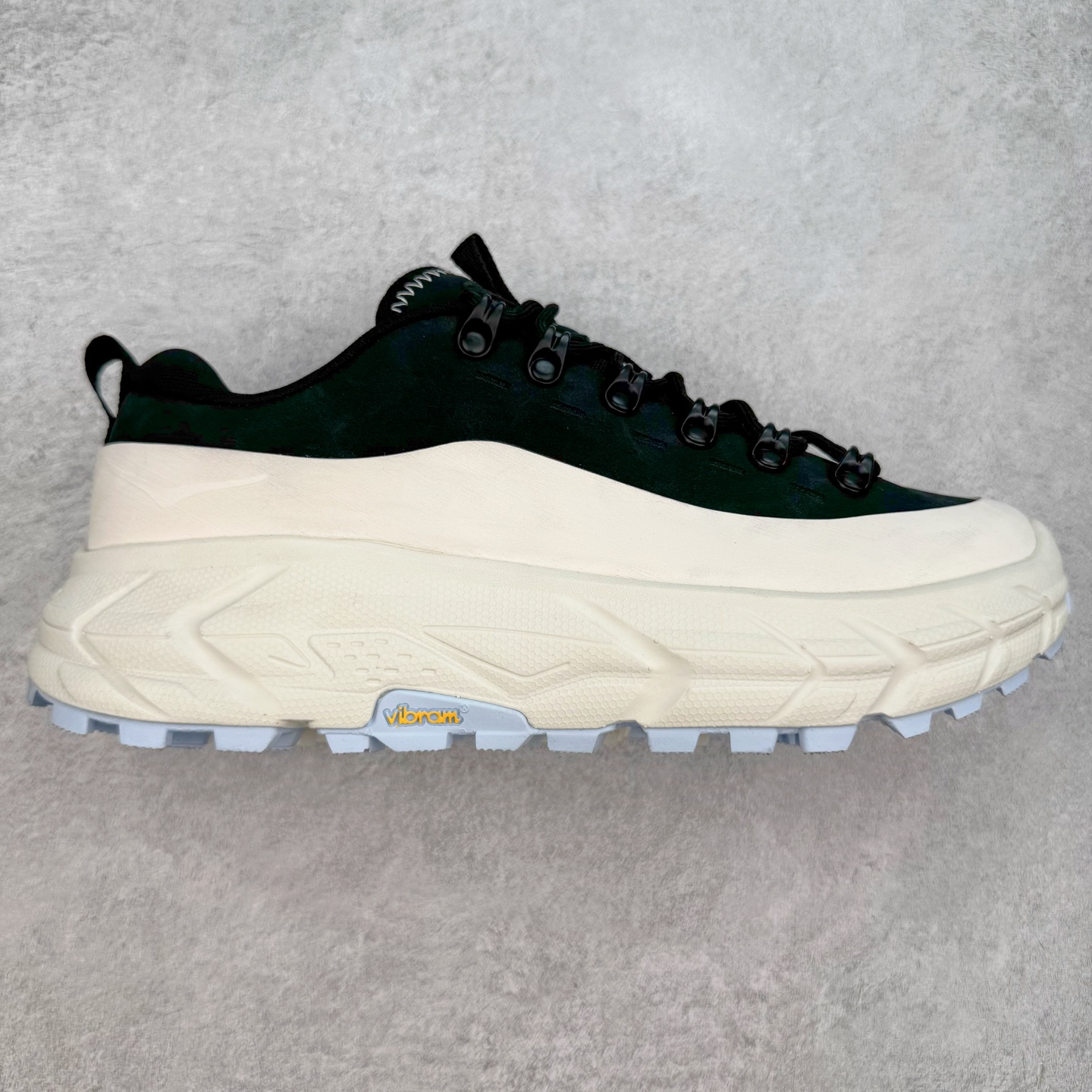 HOKA ONE ONE Tor Summit TP 舒适百搭防滑耐磨低帮跑步鞋 HOKA ONE ONE是来自美国的跑步鞋知名品牌，创立于2009年，始终致力于为所有跑者提供更新、更好的跑步装备。相比常规跑鞋，HOKA ONE ONE特别研发使用性能独特的几何形跑鞋中底，此种鞋底更厚、更高、回弹性也更好，除了卓越的缓冲性能，它还能为各种阶段的跑者带来更具动感、更加稳定的跑步体验。HOKAONE ONE从设计之初就清楚意识到，要保证跑者步幅的均匀一致，双脚自然而然的运动至关重要。实拍调校N版已经零色差零失真 百分百还原实物色彩所见即所得 不存在货不对板色差等低级问题 选购参考实物拍摄 不混卖不参货 只用心做好货严格选品 承诺混一赔十 尺码：36 36.5 37.5 38 38.5 39 40 40.5 41 42 42.5 43 44 44.5 45-选品中心