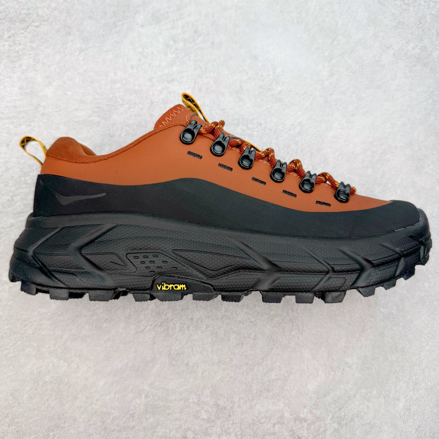 HOKA ONE ONE Tor Summit TP 舒适百搭防滑耐磨低帮跑步鞋 HOKA ONE ONE是来自美国的跑步鞋知名品牌，创立于2009年，始终致力于为所有跑者提供更新、更好的跑步装备。相比常规跑鞋，HOKA ONE ONE特别研发使用性能独特的几何形跑鞋中底，此种鞋底更厚、更高、回弹性也更好，除了卓越的缓冲性能，它还能为各种阶段的跑者带来更具动感、更加稳定的跑步体验。HOKAONE ONE从设计之初就清楚意识到，要保证跑者步幅的均匀一致，双脚自然而然的运动至关重要。实拍调校N版已经零色差零失真 百分百还原实物色彩所见即所得 不存在货不对板色差等低级问题 选购参考实物拍摄 不混卖不参货 只用心做好货严格选品 承诺混一赔十 尺码：36 36.5 37.5 38 38.5 39 40 40.5 41 42 42.5 43 44 44.5 45-选品中心