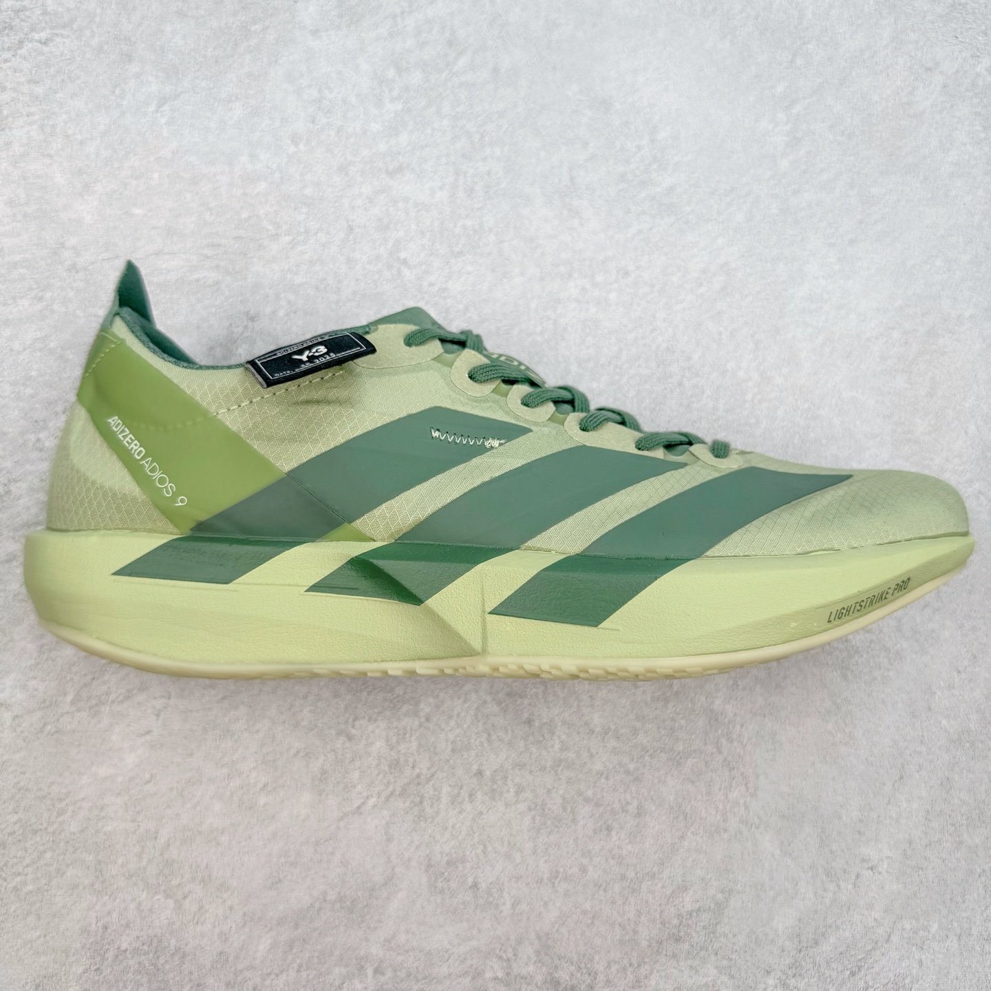 Y-3 Adizero Adios 9 时尚简约舒适潮流 织物耐磨低帮跑步鞋 JS3138 Y-3，这个由世界顶级设计师山本耀司（YohjiYamamoto）担任创意总监与adidas合作的全新品牌正式于2006春夏进入中国。品牌的Y代表YohjiYamamoto，而3则代表adidas三条线的logo。创意总监山本耀司将其个人品牌的简洁、极具设计感的风格融入Y-3，完美地给我们展现一个高档时尚的运动品牌形象。朴实与冷静是Y-3的基本形象概念。Y-3的时尚本质是运动的，被誉为“黑色魔法师\\\”的山本耀司使传统运动品牌adidas赫然跃上了Fashion的版面，运动装从此也登上大雅之堂。尺码：35.5 36 36.5 37 38 38.5 39 40 40.5 41 42 42.5 43 44 44.5 45-选品中心