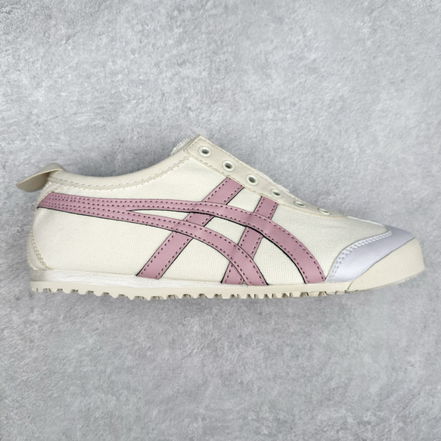 ＃C版 Asics Onitsuka Tiger MEXICO 66 亚瑟士鬼冢虎复古经典板鞋 CNY 龙年限定 白红 市场王者选手 海外订单工厂出品 长期生产补货永不断码 超成熟稳定的做工品控 原装全套纸板楦头开发 原汁原味 完美呈现版型 私模正确鞋底咬花纹路 一比一鞋头弧度高度鞋身弧度 绝不口嗨 细节品控鞋型随意秒杀市面 原档咬花纹路私模大底 一个单元有六个三角形 总体形拼接呈现花瓣状 官方四联吊牌 原装Ortholite轻量化鞋垫 原盒原配 质保卡 说明书 钢印防尘纸 纸板中底带钢印 乳胶组合鞋垫 支持全方位的对比专柜 产品从款式颜色造型上体现出追求舒适和细节的完美 鞋类更是推崇手工制作的严谨与完美 融舒适性与可穿性的设计风格 注重细节的完美和别致魅力 既保持稳重 又不失轻松的时尚感 尺码：36 37 37.5 38 39 39.5 40 40.5 41.5 42 42.5 43.5 44 45-选品中心