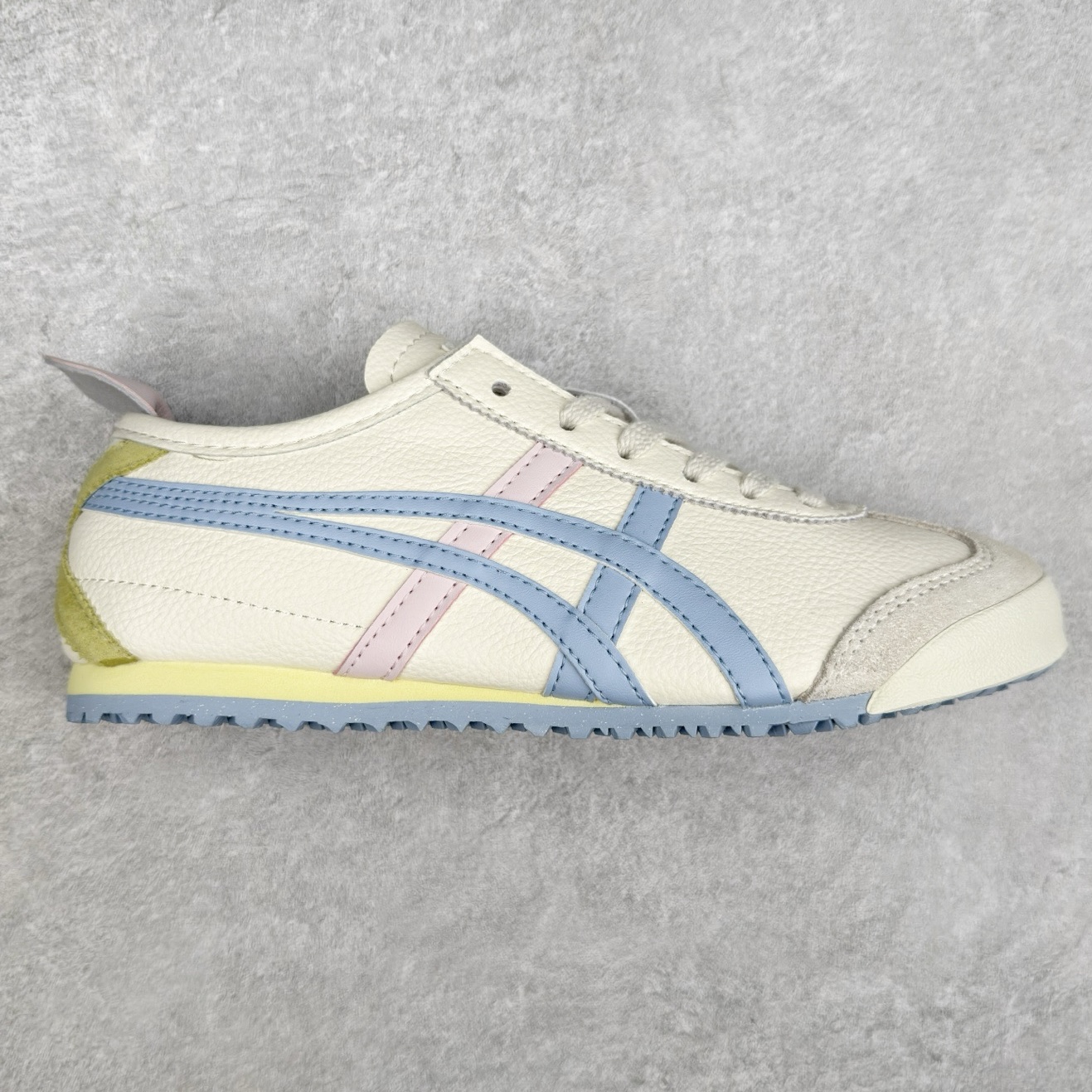 ＃C版 Asics Onitsuka Tiger MEXICO 66 亚瑟士鬼冢虎复古经典板鞋 CNY 龙年限定 白红 市场王者选手 海外订单工厂出品 长期生产补货永不断码 超成熟稳定的做工品控 原装全套纸板楦头开发 原汁原味 完美呈现版型 私模正确鞋底咬花纹路 一比一鞋头弧度高度鞋身弧度 绝不口嗨 细节品控鞋型随意秒杀市面 原档咬花纹路私模大底 一个单元有六个三角形 总体形拼接呈现花瓣状 官方四联吊牌 原装Ortholite轻量化鞋垫 原盒原配 质保卡 说明书 钢印防尘纸 纸板中底带钢印 乳胶组合鞋垫 支持全方位的对比专柜 产品从款式颜色造型上体现出追求舒适和细节的完美 鞋类更是推崇手工制作的严谨与完美 融舒适性与可穿性的设计风格 注重细节的完美和别致魅力 既保持稳重 又不失轻松的时尚感 尺码：36 37 37.5 38 39 39.5 40 40.5 41.5 42 42.5 43.5 44 45-选品中心