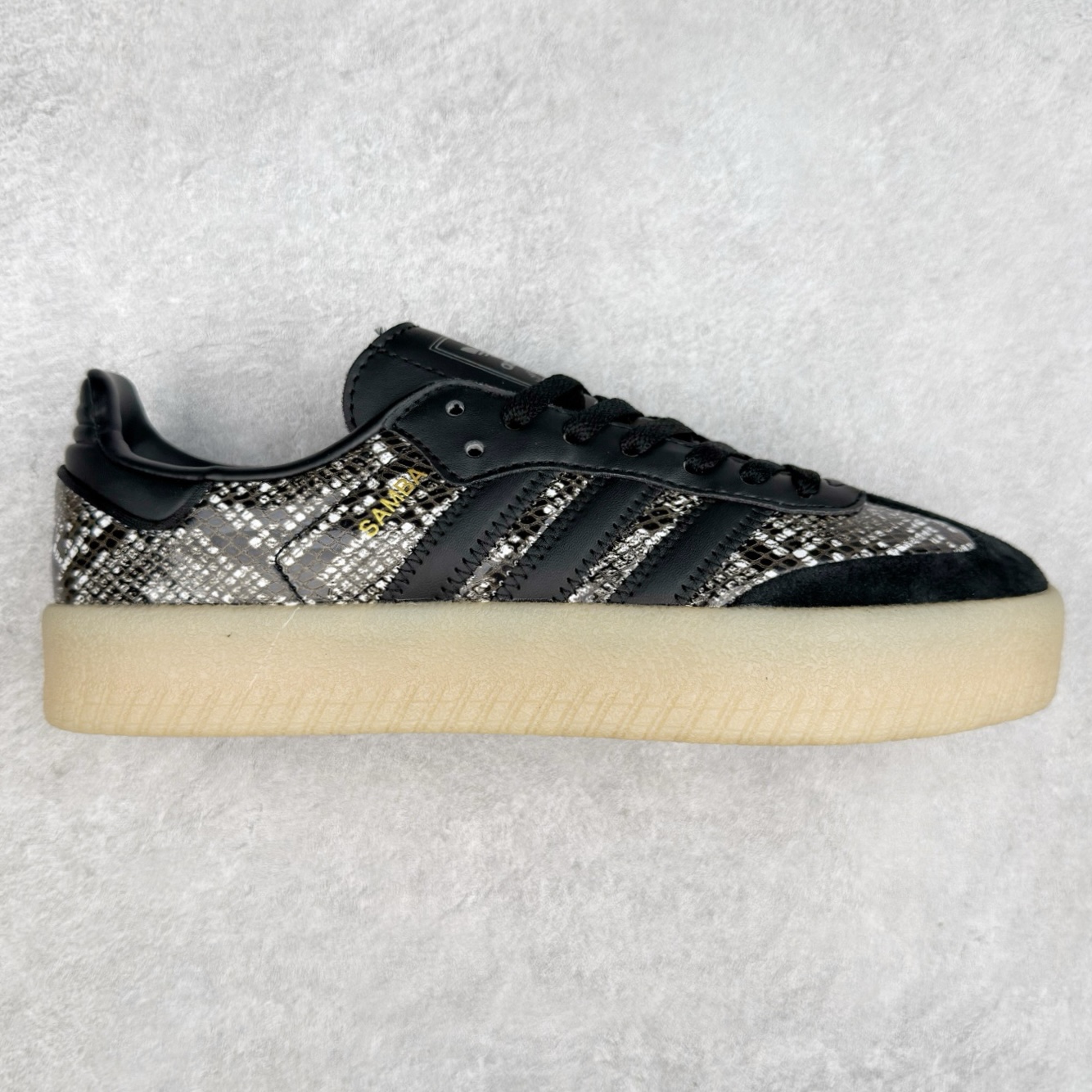 AD Samba XLG 桑巴舞加大厚底版系列德训风百搭松糕休闲运动板鞋生胶底 JQ0257 自Originals Samba成功借势Blokecore风潮一跃成为街头巷尾的焦点鞋款后,不论是围绕Samba本身打造的各式「变种版本」,还是以Samba为蓝本打造联名鞋款,都成为了时尚潮流人士日常穿搭首选。Samba XLG是adidas Originals不断扩展XLG系列的一部分,旨在与年轻文化相契合,迎合那些希望通过个性时尚表达自我而不愿牺牲舒适度的年轻群体。街头时尚领域的Gen Z特别偏爱宽松的穿着风格。Samba XLG针对这一点做了创新。它在延续Samba OG经典设计的基础上,迎合年轻群体的穿着习惯,重塑为宽大的鞋身比例轮廓以及加厚中底,让消费者轻松展示自己独特的风格。全新的Samba XLG系列不仅迎合了当下年轻群体的穿搭习惯,加宽了鞋身比例以及将中底进一步增厚,在视觉比例上更加饱满,同时还保留了经典Samba的细节,这样一来,鞋迷朋友在穿搭上不仅能更加个性化,而且还能延续一定的复古感受。尺码：36 36⅔ 37⅓ 38 38⅔ 39⅓ 40 40⅔ 41⅓ 42 42⅔ 43⅓ 44 45-选品中心