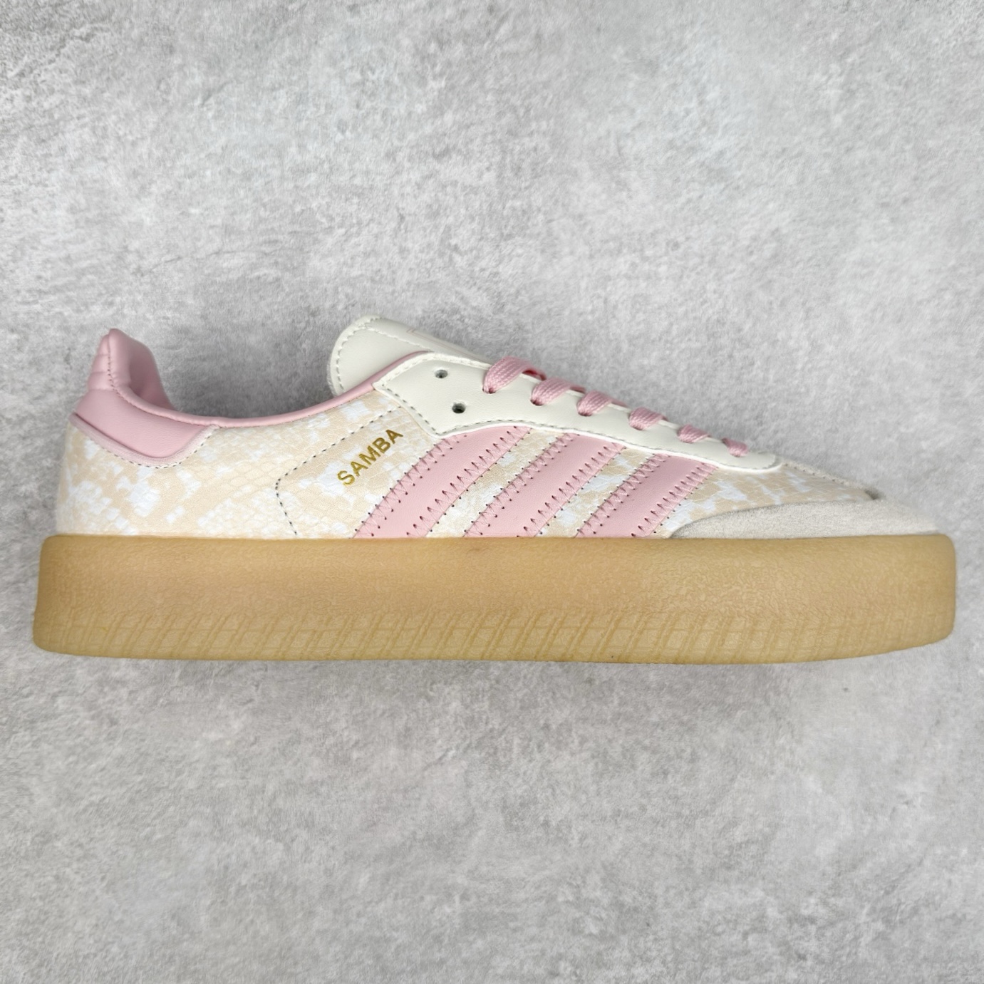 AD Samba XLG 桑巴舞加大厚底版系列德训风百搭松糕休闲运动板鞋生胶底 JQ0258 自Originals Samba成功借势Blokecore风潮一跃成为街头巷尾的焦点鞋款后,不论是围绕Samba本身打造的各式「变种版本」,还是以Samba为蓝本打造联名鞋款,都成为了时尚潮流人士日常穿搭首选。Samba XLG是adidas Originals不断扩展XLG系列的一部分,旨在与年轻文化相契合,迎合那些希望通过个性时尚表达自我而不愿牺牲舒适度的年轻群体。街头时尚领域的Gen Z特别偏爱宽松的穿着风格。Samba XLG针对这一点做了创新。它在延续Samba OG经典设计的基础上,迎合年轻群体的穿着习惯,重塑为宽大的鞋身比例轮廓以及加厚中底,让消费者轻松展示自己独特的风格。全新的Samba XLG系列不仅迎合了当下年轻群体的穿搭习惯,加宽了鞋身比例以及将中底进一步增厚,在视觉比例上更加饱满,同时还保留了经典Samba的细节,这样一来,鞋迷朋友在穿搭上不仅能更加个性化,而且还能延续一定的复古感受。尺码：36 36⅔ 37⅓ 38 38⅔ 39⅓ 40 40⅔ 41⅓ 42 42⅔ 43⅓ 44 45-选品中心