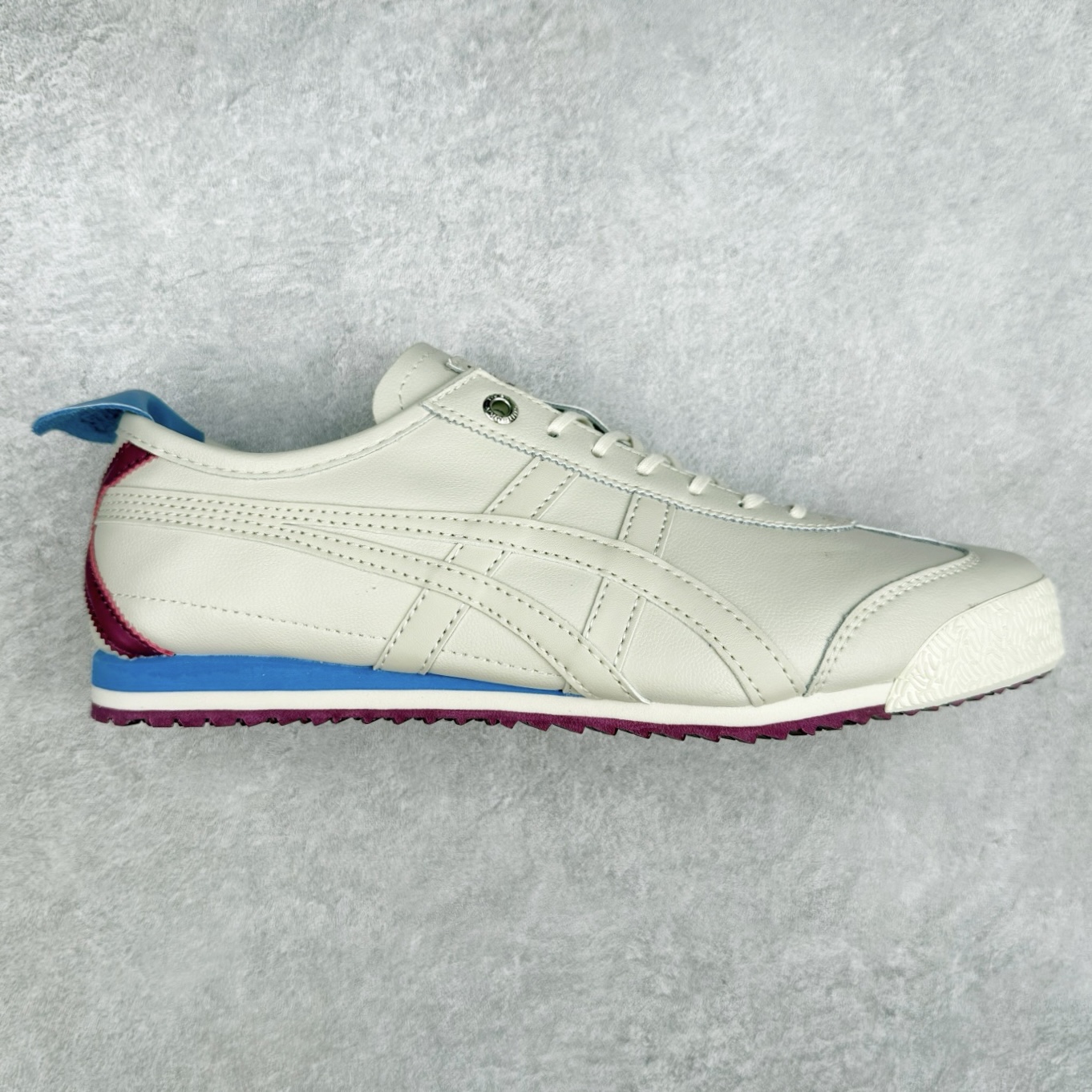 ＃C版 Asics Onitsuka Tiger MEXICO 66 亚瑟士鬼冢虎复古经典板鞋 CNY 龙年限定 白红 市场王者选手 海外订单工厂出品 长期生产补货永不断码 超成熟稳定的做工品控 原装全套纸板楦头开发 原汁原味 完美呈现版型 私模正确鞋底咬花纹路 一比一鞋头弧度高度鞋身弧度 绝不口嗨 细节品控鞋型随意秒杀市面 原档咬花纹路私模大底 一个单元有六个三角形 总体形拼接呈现花瓣状 官方四联吊牌 原装Ortholite轻量化鞋垫 原盒原配 质保卡 说明书 钢印防尘纸 纸板中底带钢印 乳胶组合鞋垫 支持全方位的对比专柜 产品从款式颜色造型上体现出追求舒适和细节的完美 鞋类更是推崇手工制作的严谨与完美 融舒适性与可穿性的设计风格 注重细节的完美和别致魅力 既保持稳重 又不失轻松的时尚感 尺码：36 37 37.5 38 39 39.5 40 40.5 41.5 42 42.5 43.5 44 45-选品中心